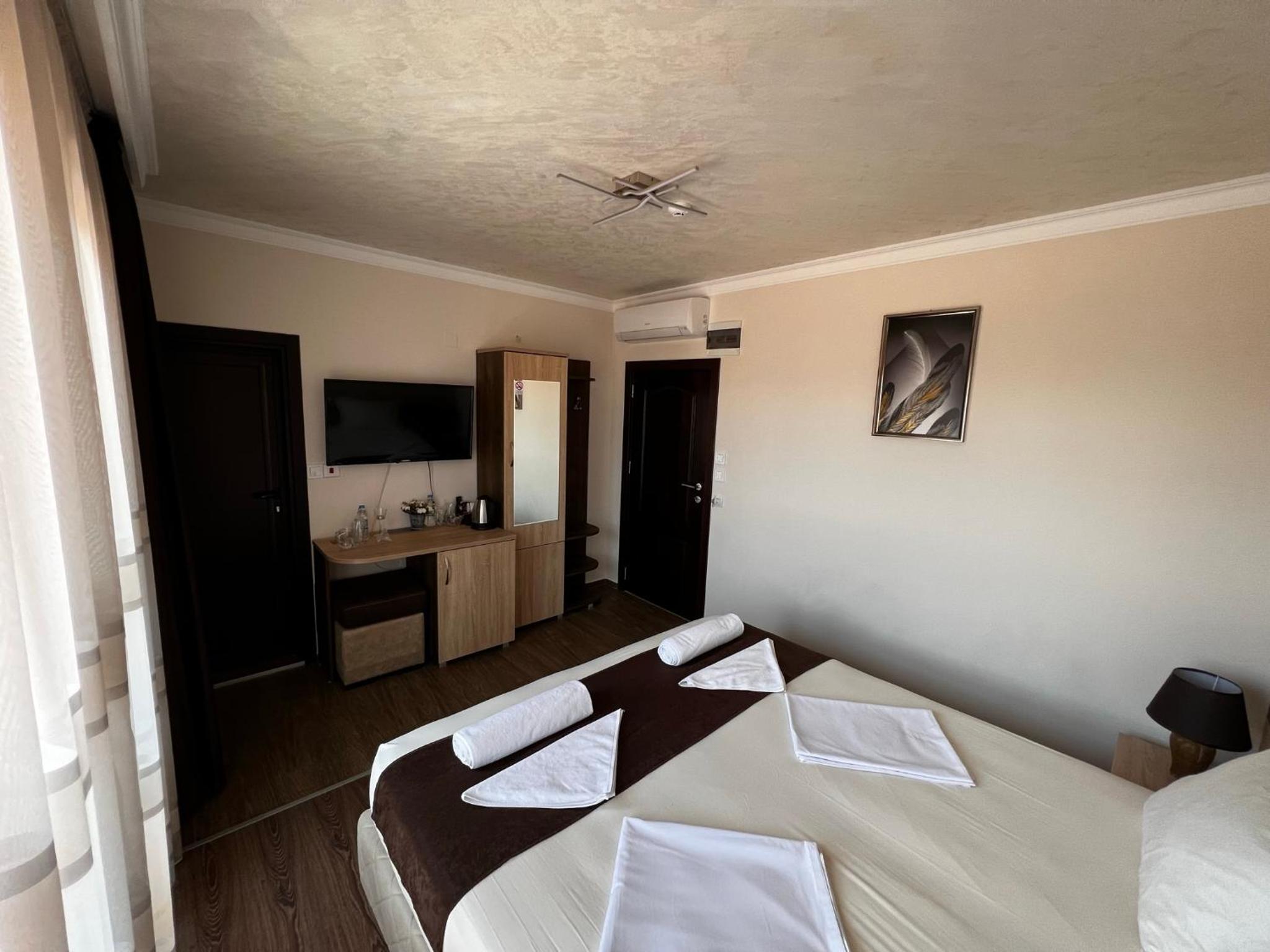 Double or Twin Room with Balcony - Photo 3