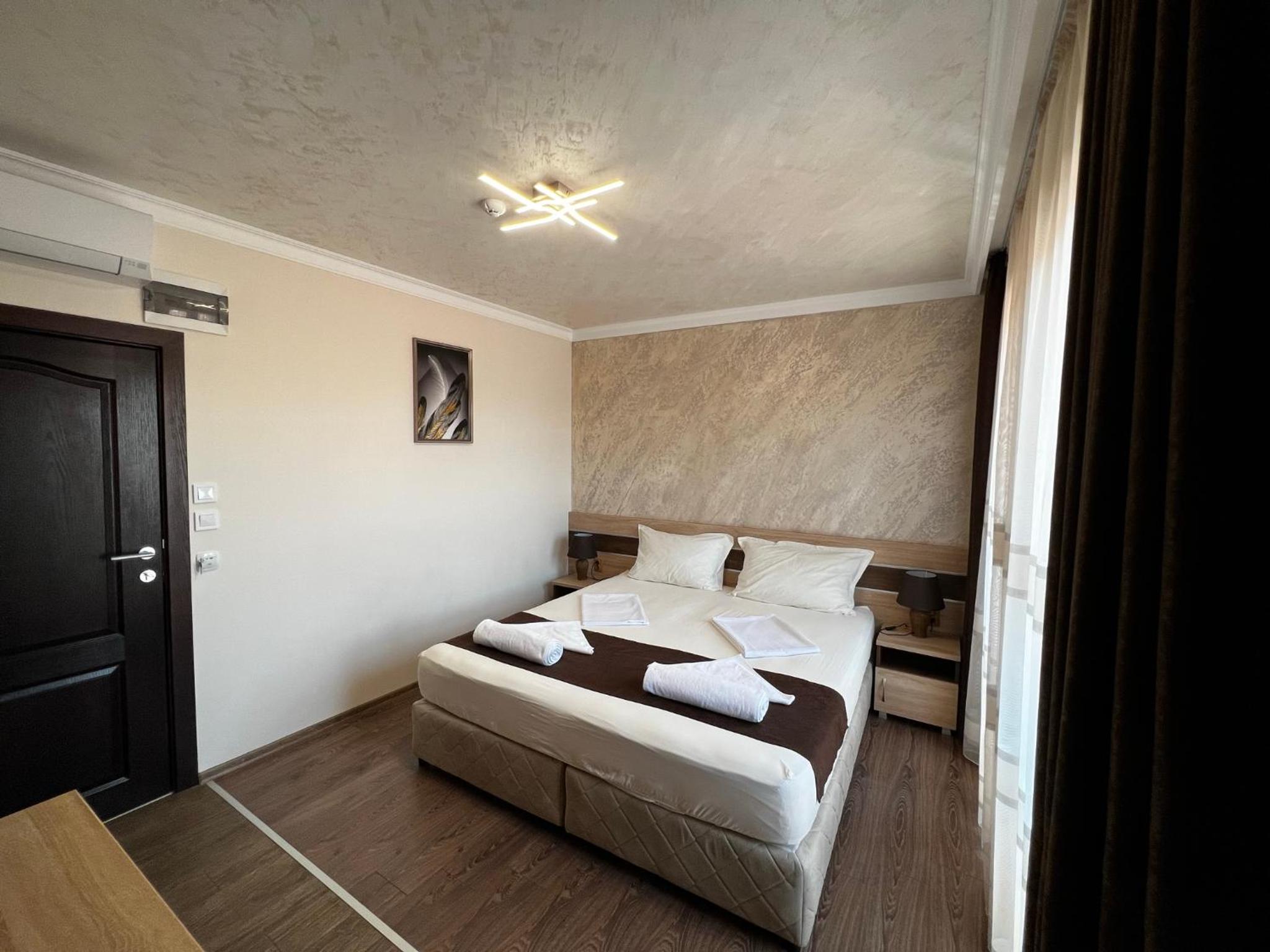 Double or Twin Room with Balcony - Photo 2