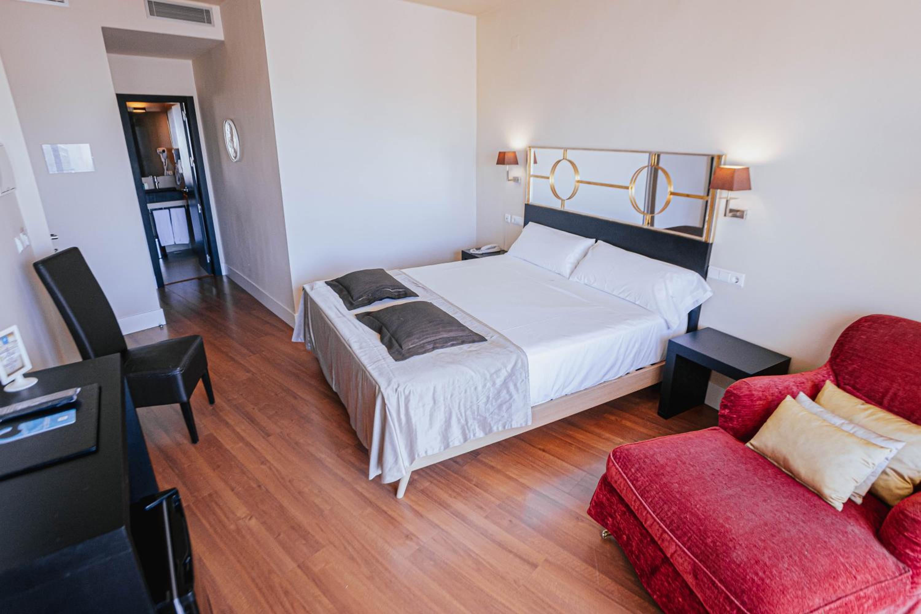 Deluxe Queen Room - Photo 4