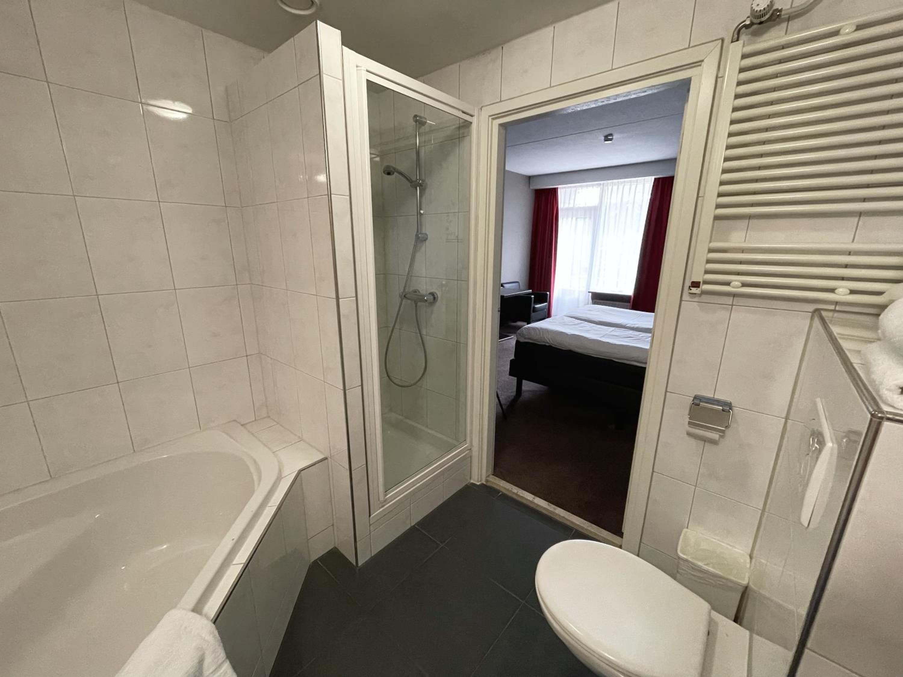 Comfort kamer met 2 aparte bedden – souterrain achterzijde hotel photo 3