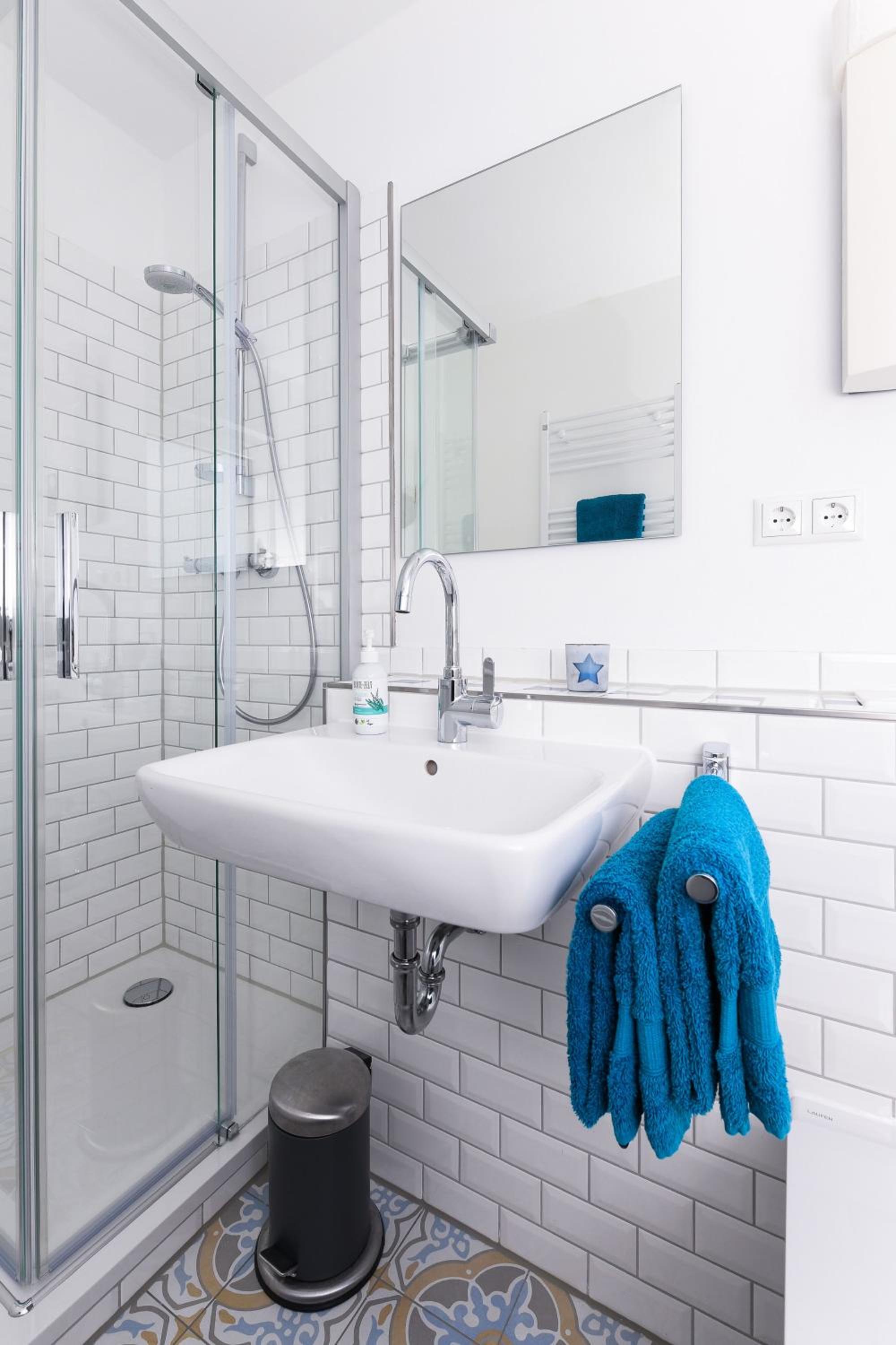 One-Bedroom Apartment with Shower photo 2