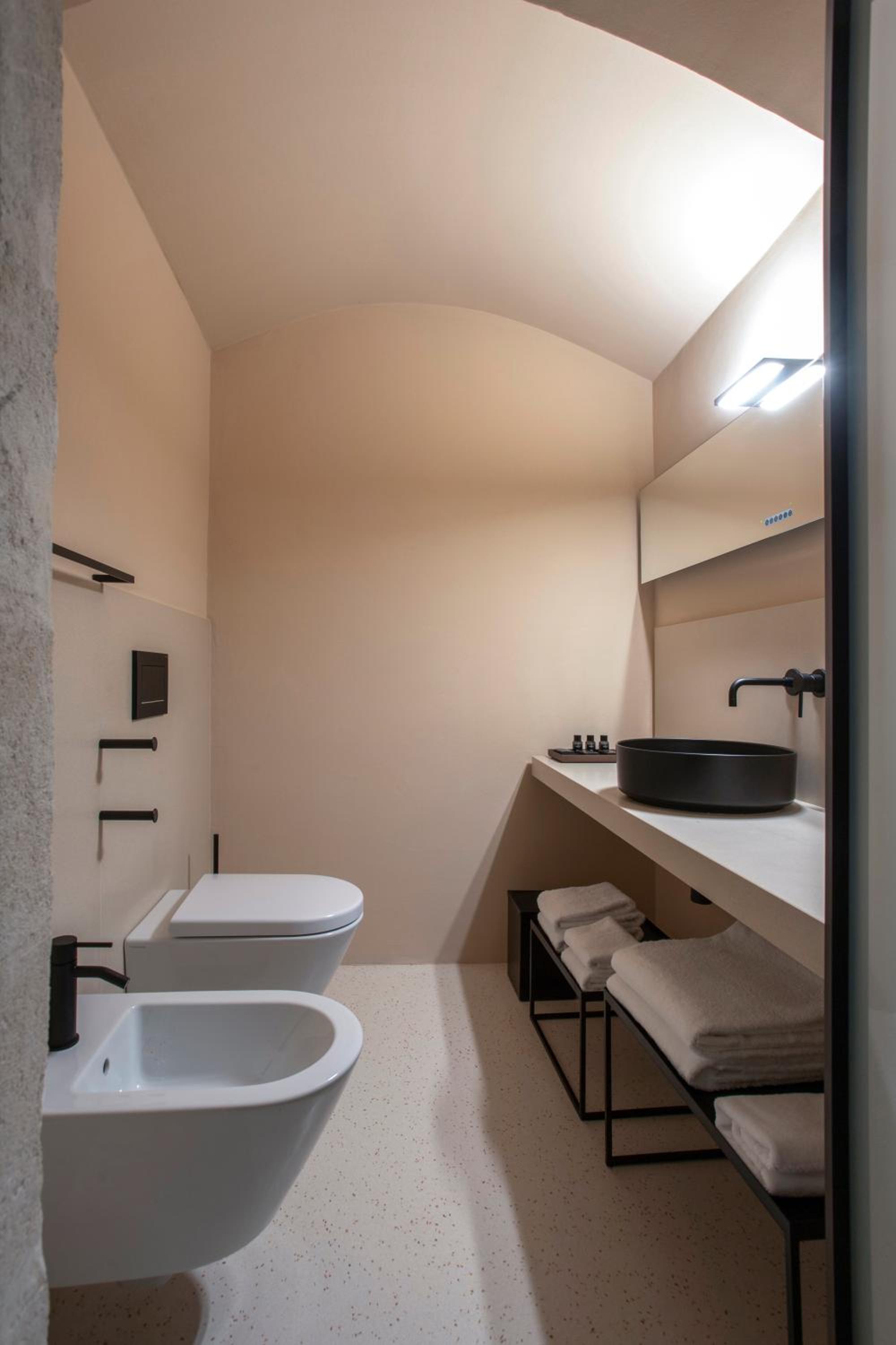 Standard Double Room - Photo 9