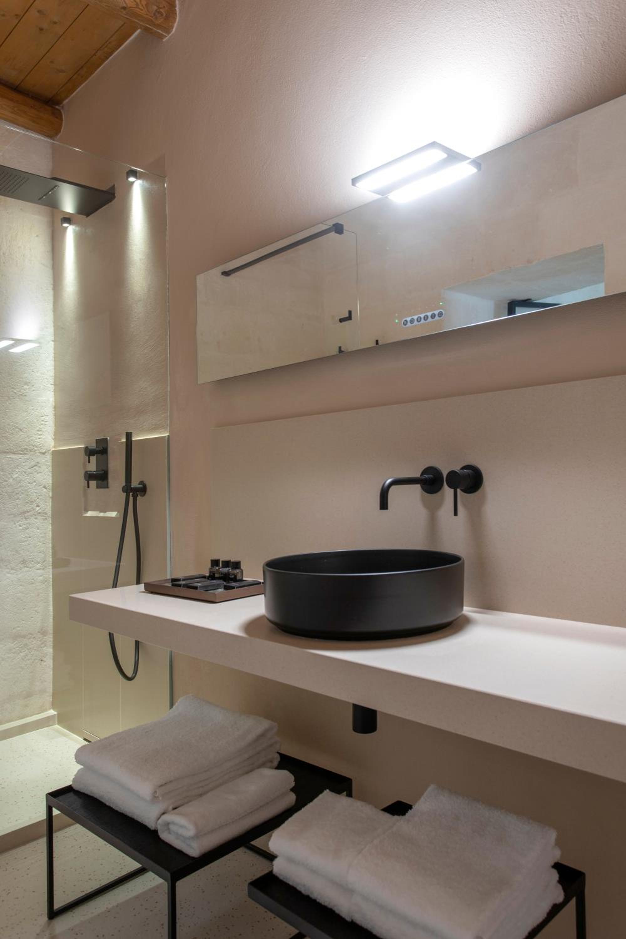 Standard Double Room - Photo 11