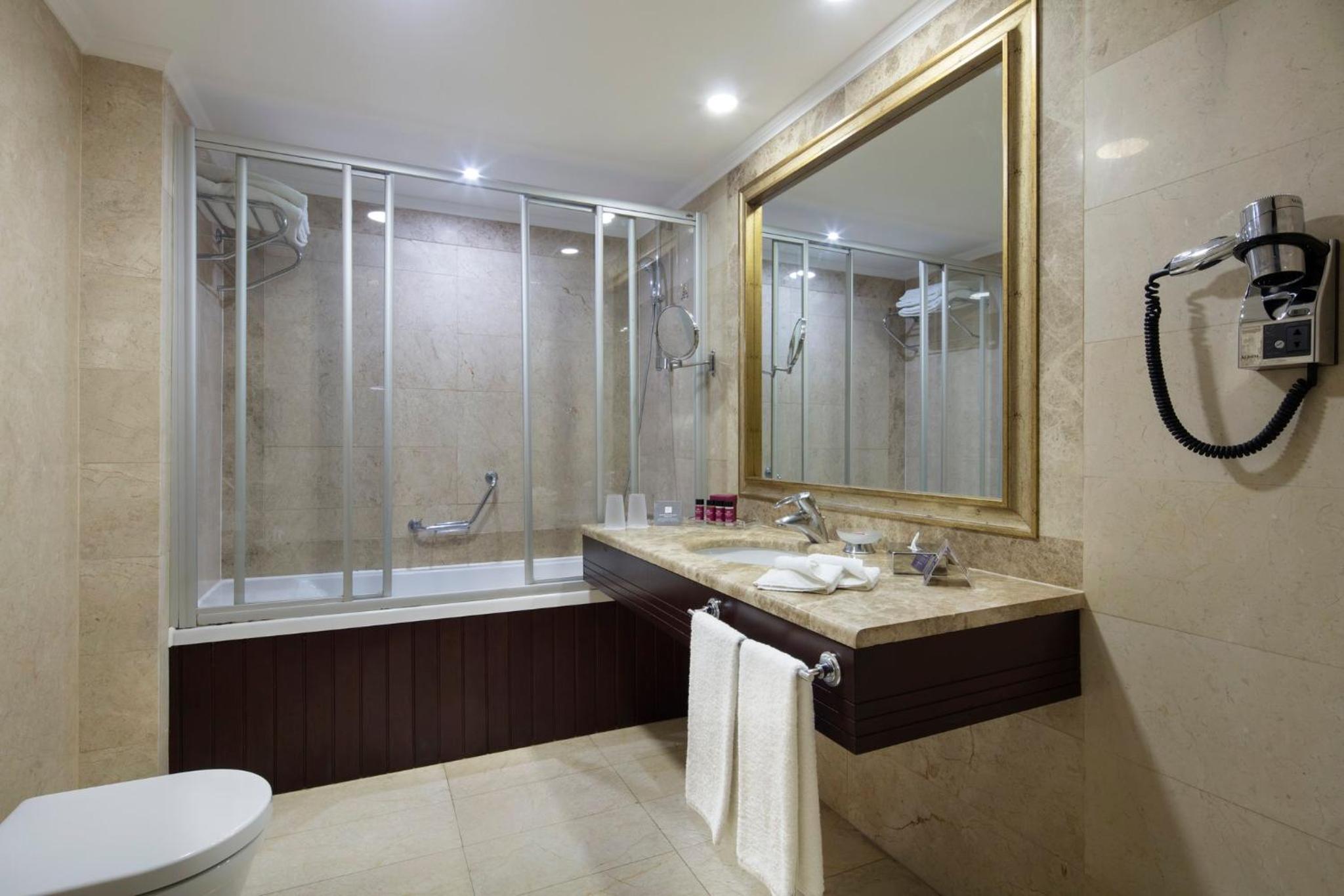 Club Twin Room with Club Lounge Access thumbnail 6