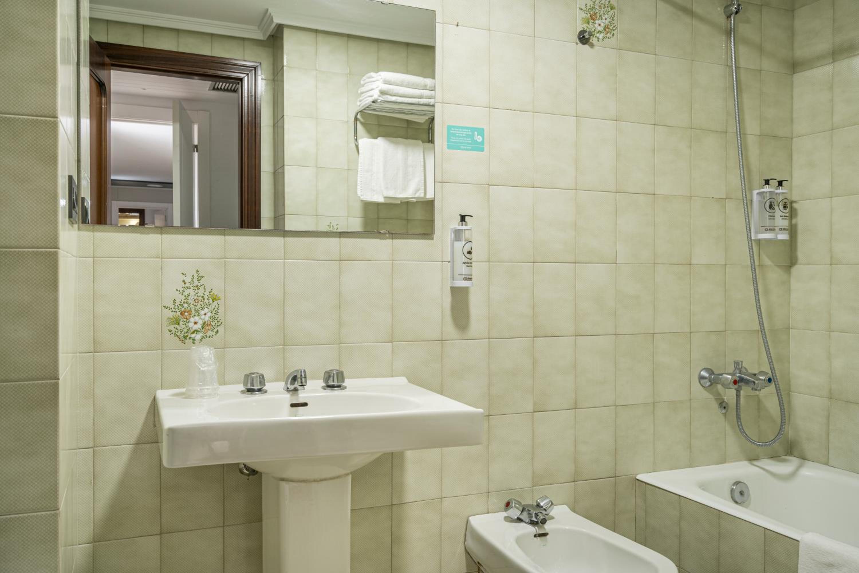 Standard Double or Twin Room photo 2