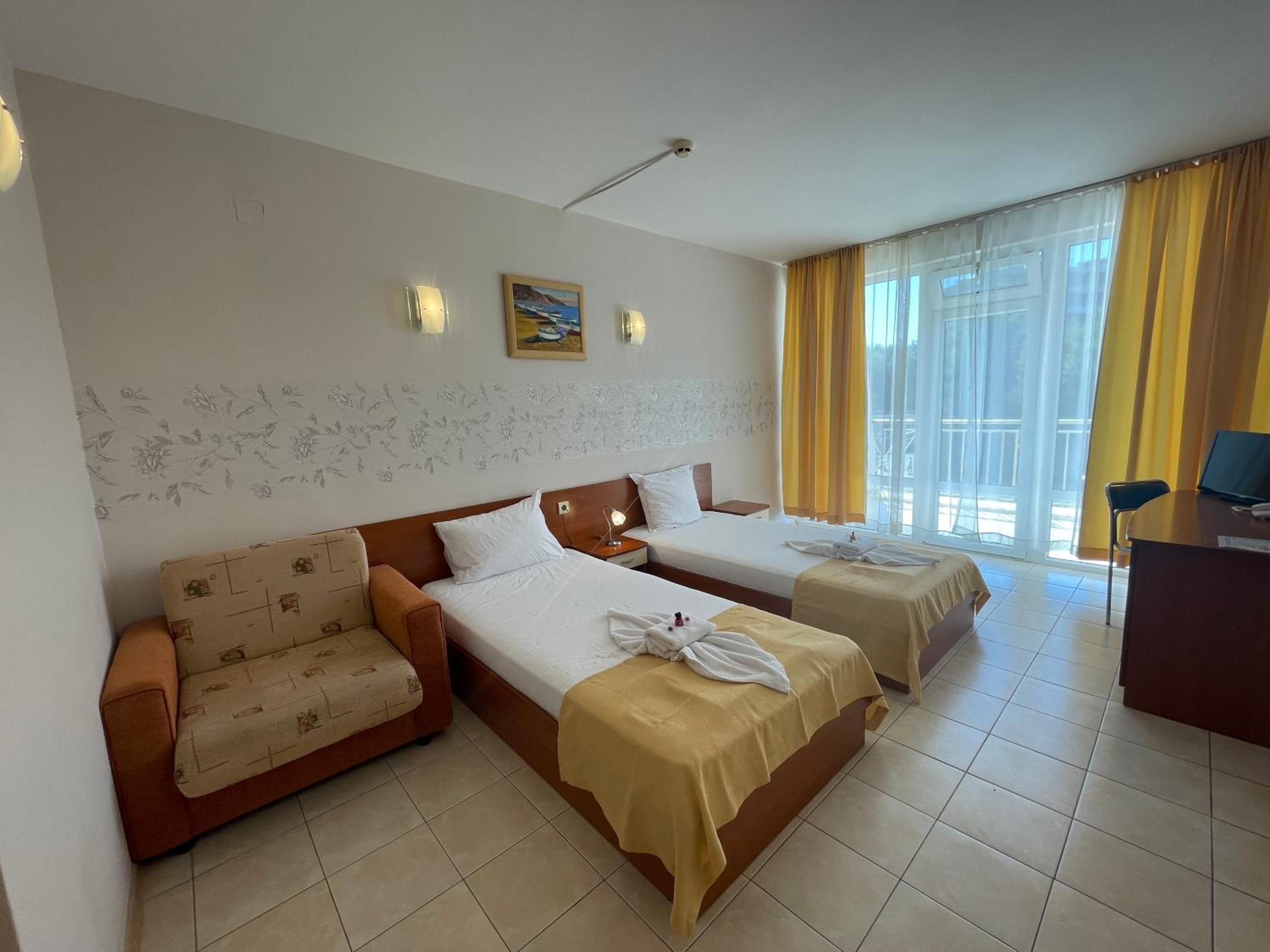 Double or Twin Room with Balcony photo 2