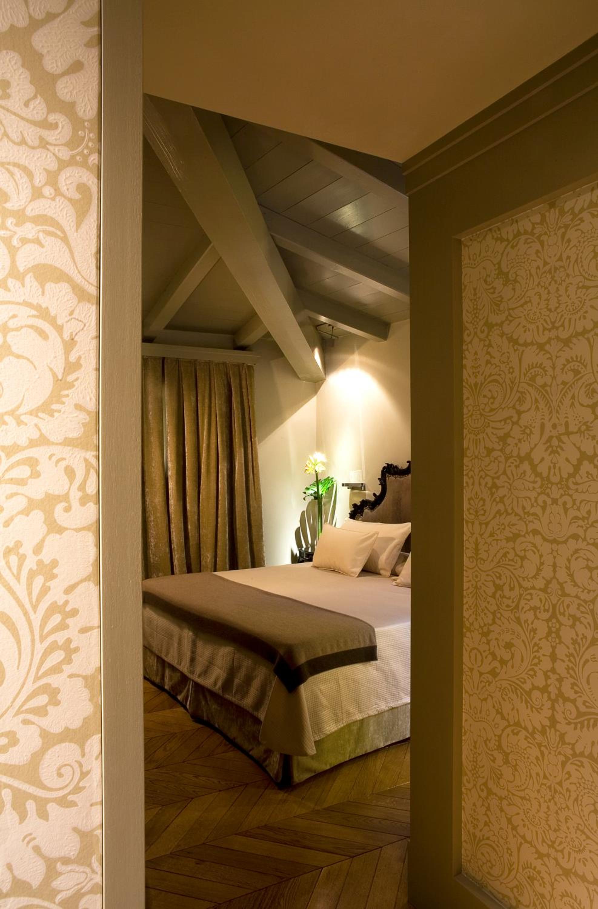 Premium Deluxe Double Room thumbnail 5
