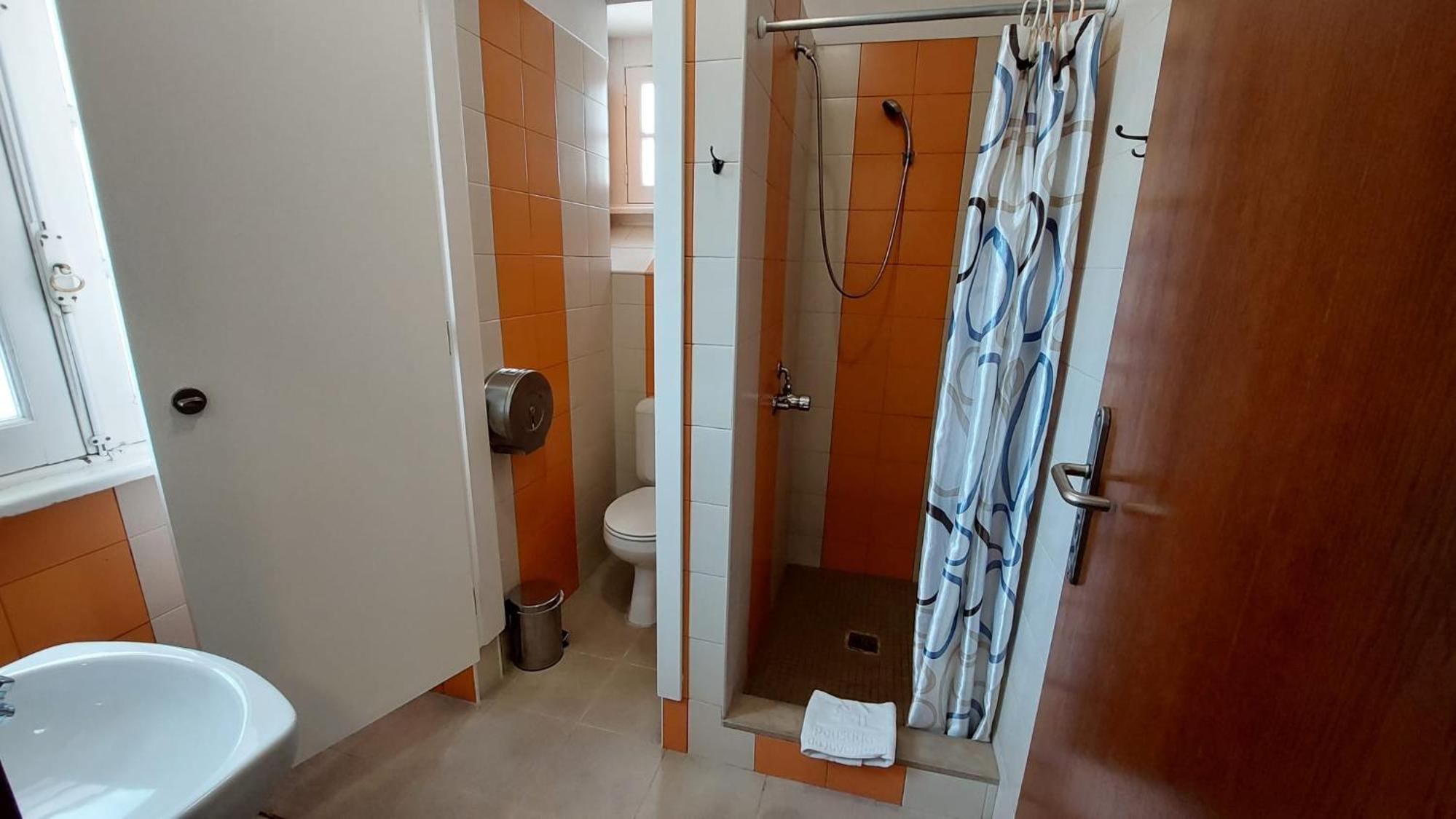 Twin Room with Private Bathroom - Photo 10