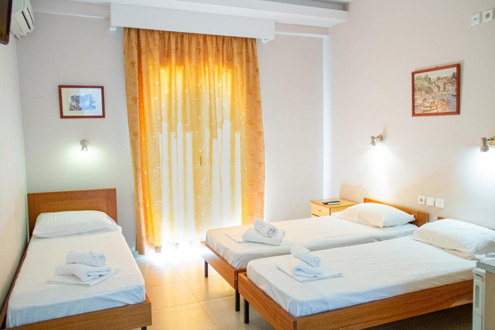 Economy Triple Room photo 2