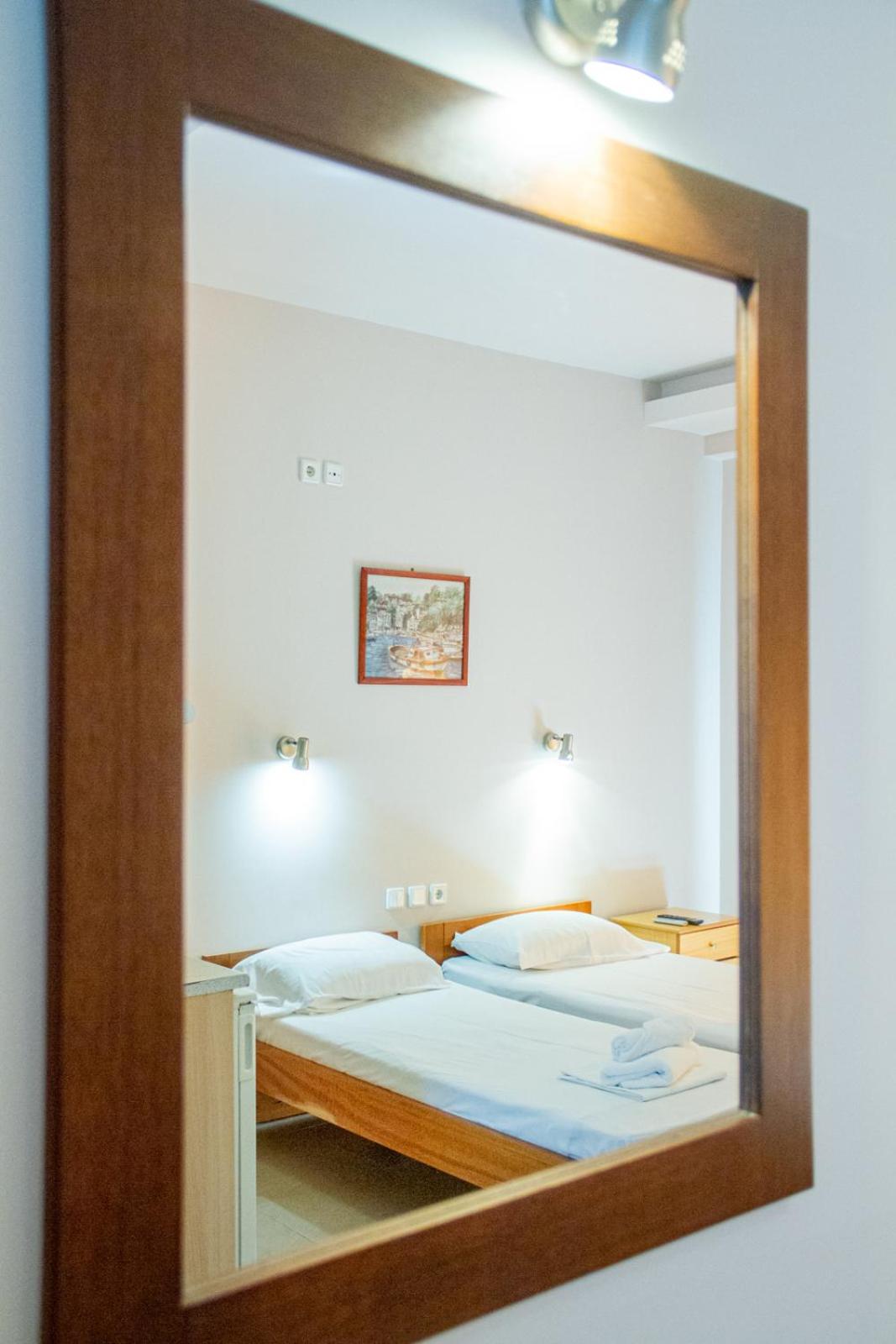 Economy Triple Room photo 3
