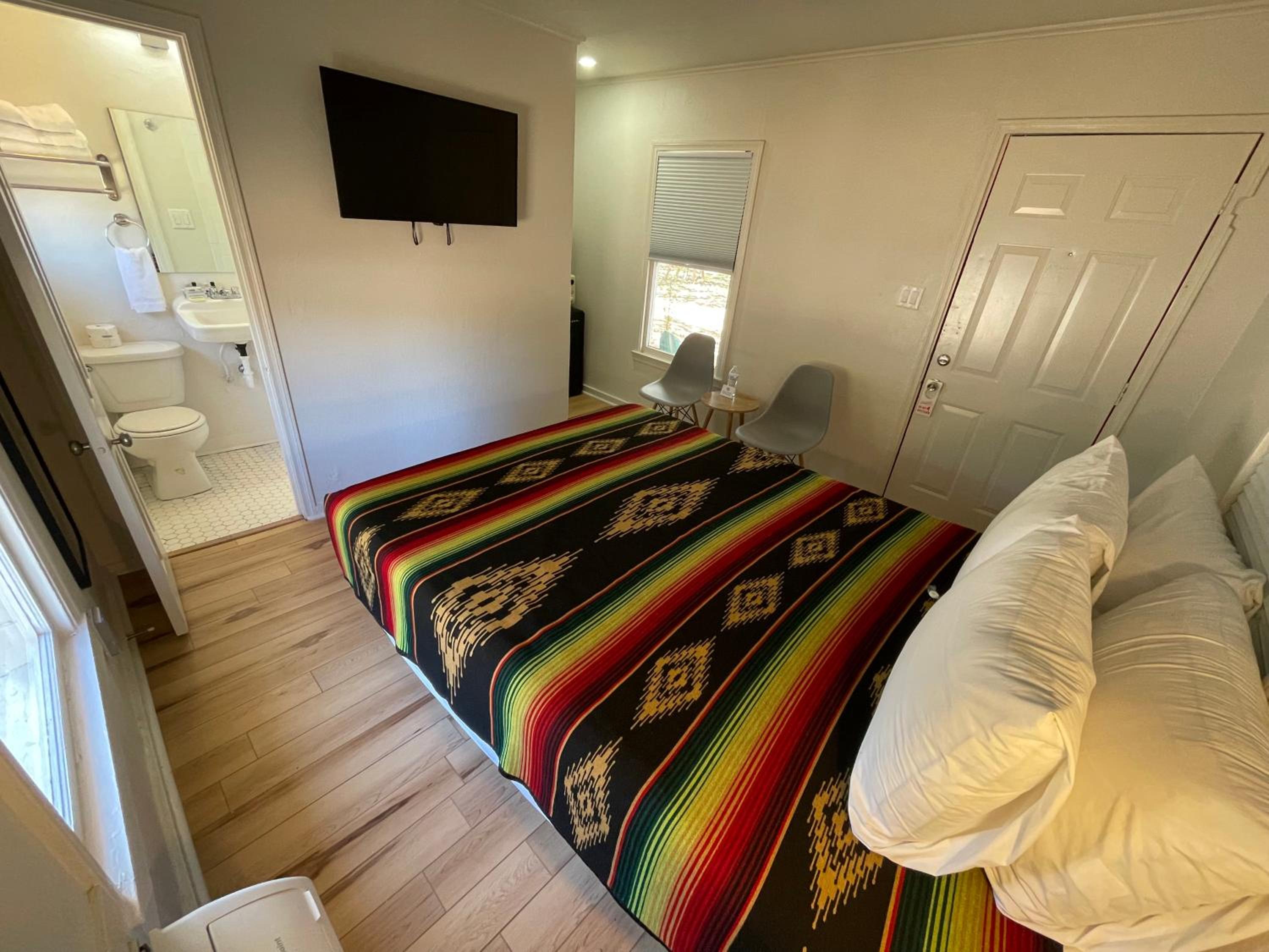 Budget Double Room - Photo 26