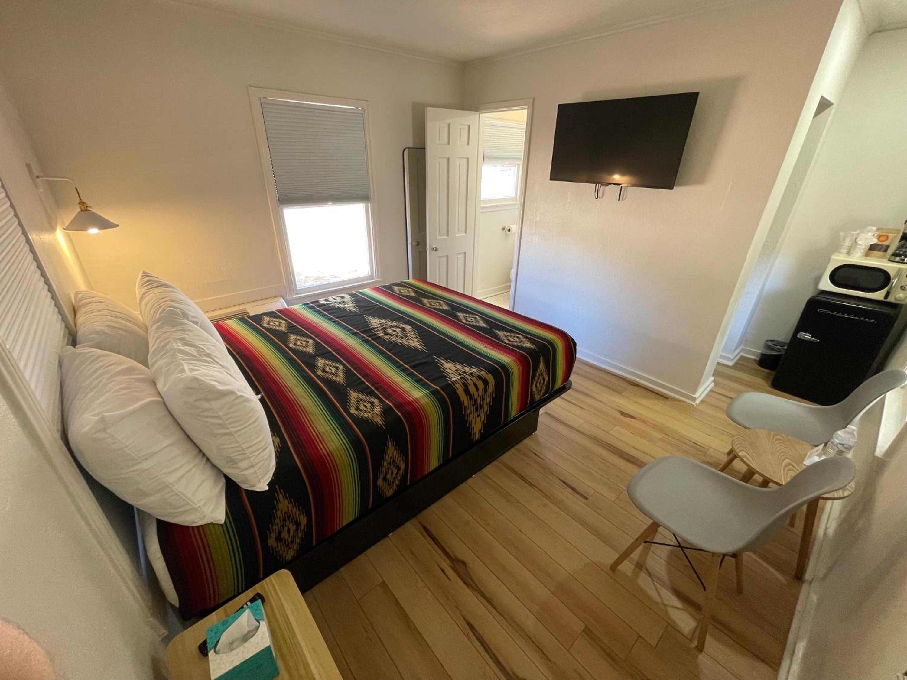 Budget Double Room - Photo 23