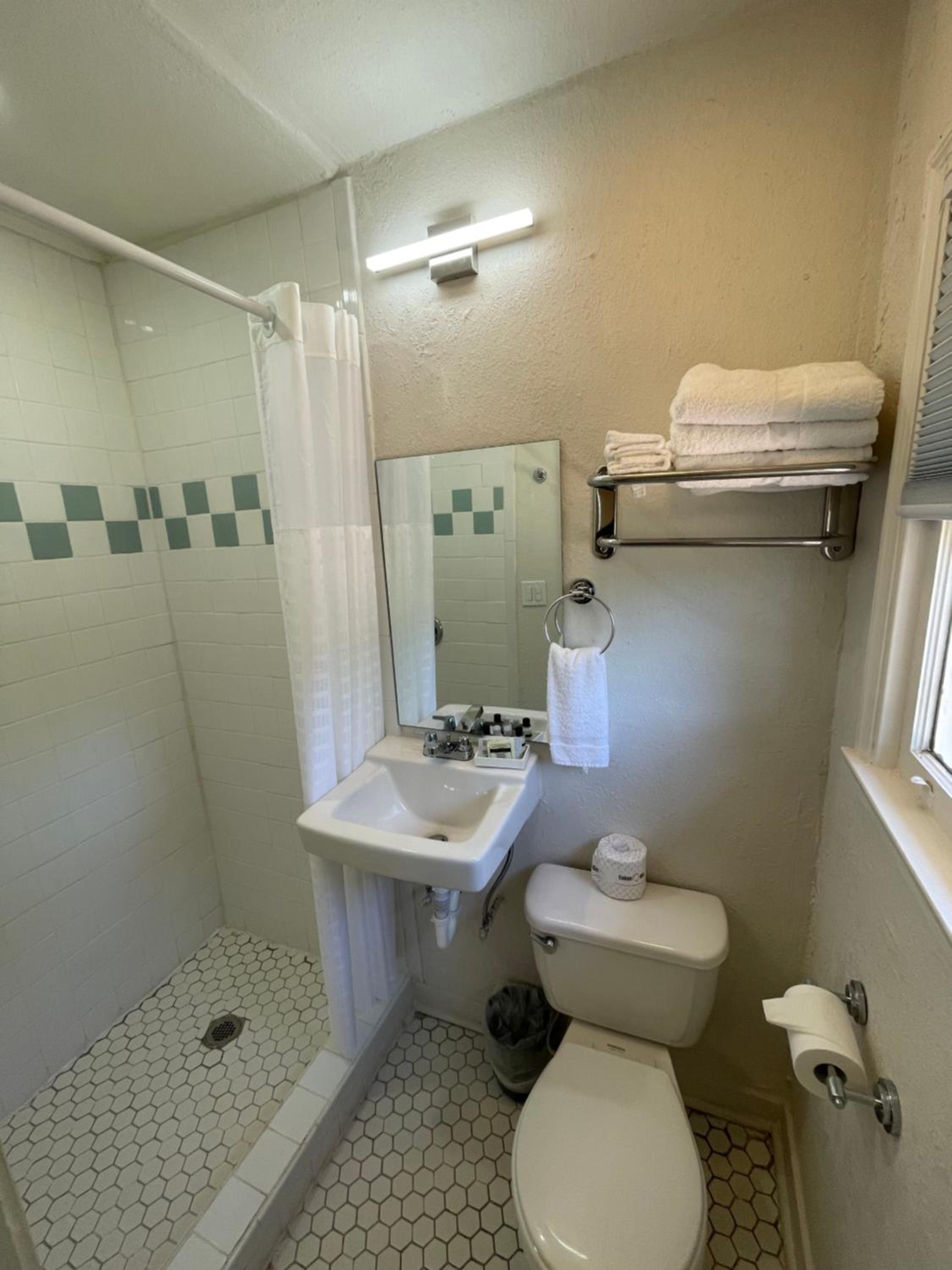 Budget Double Room - Photo 12