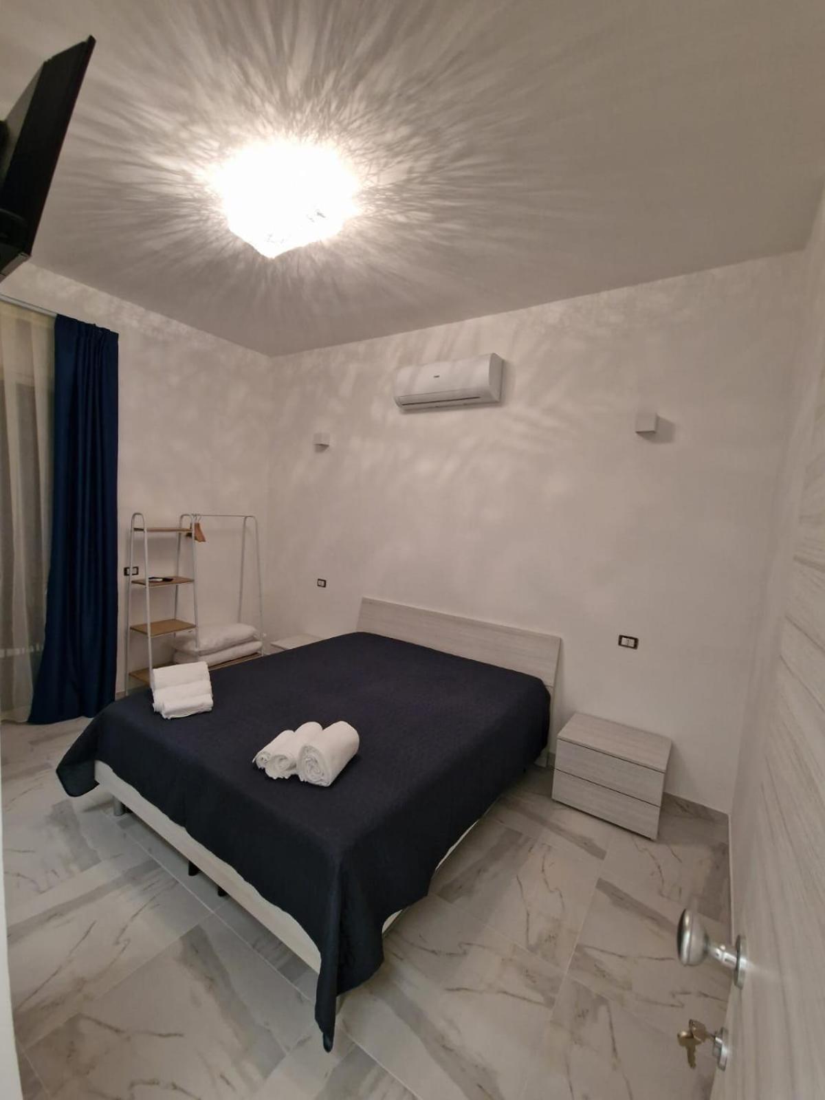 King Room with Balcony - Photo 7
