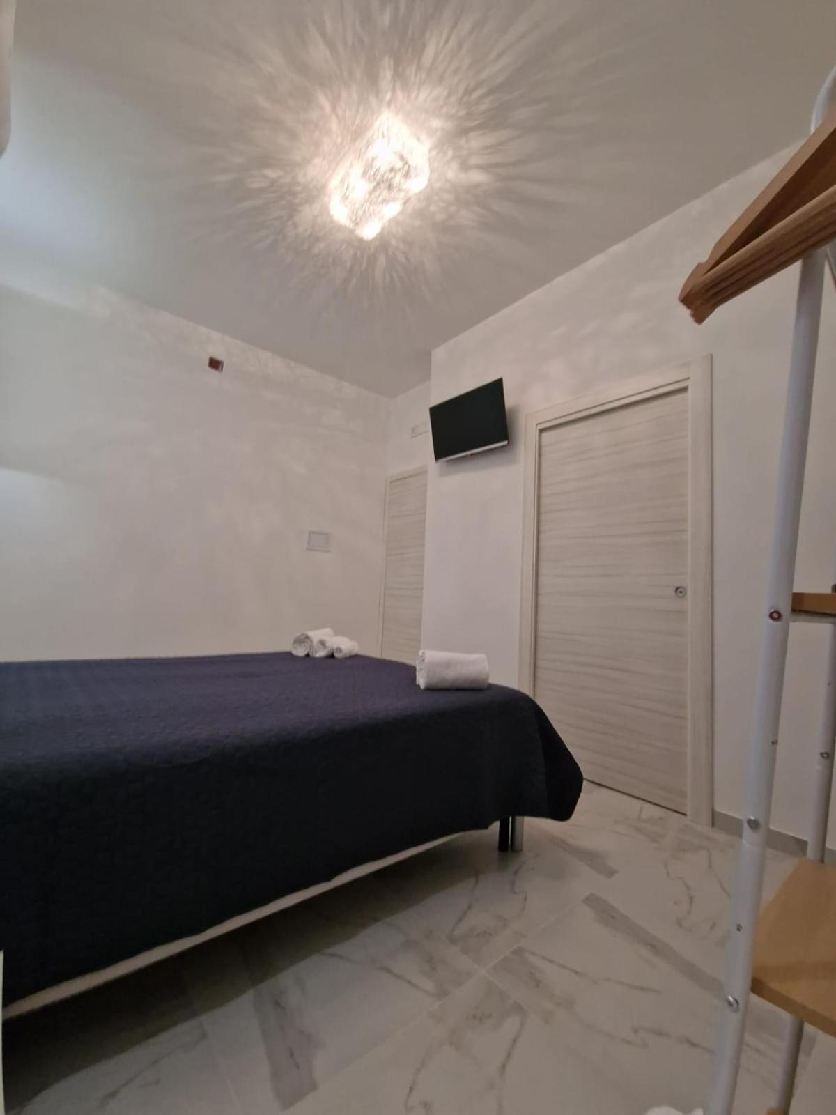 King Room with Balcony - Photo 6