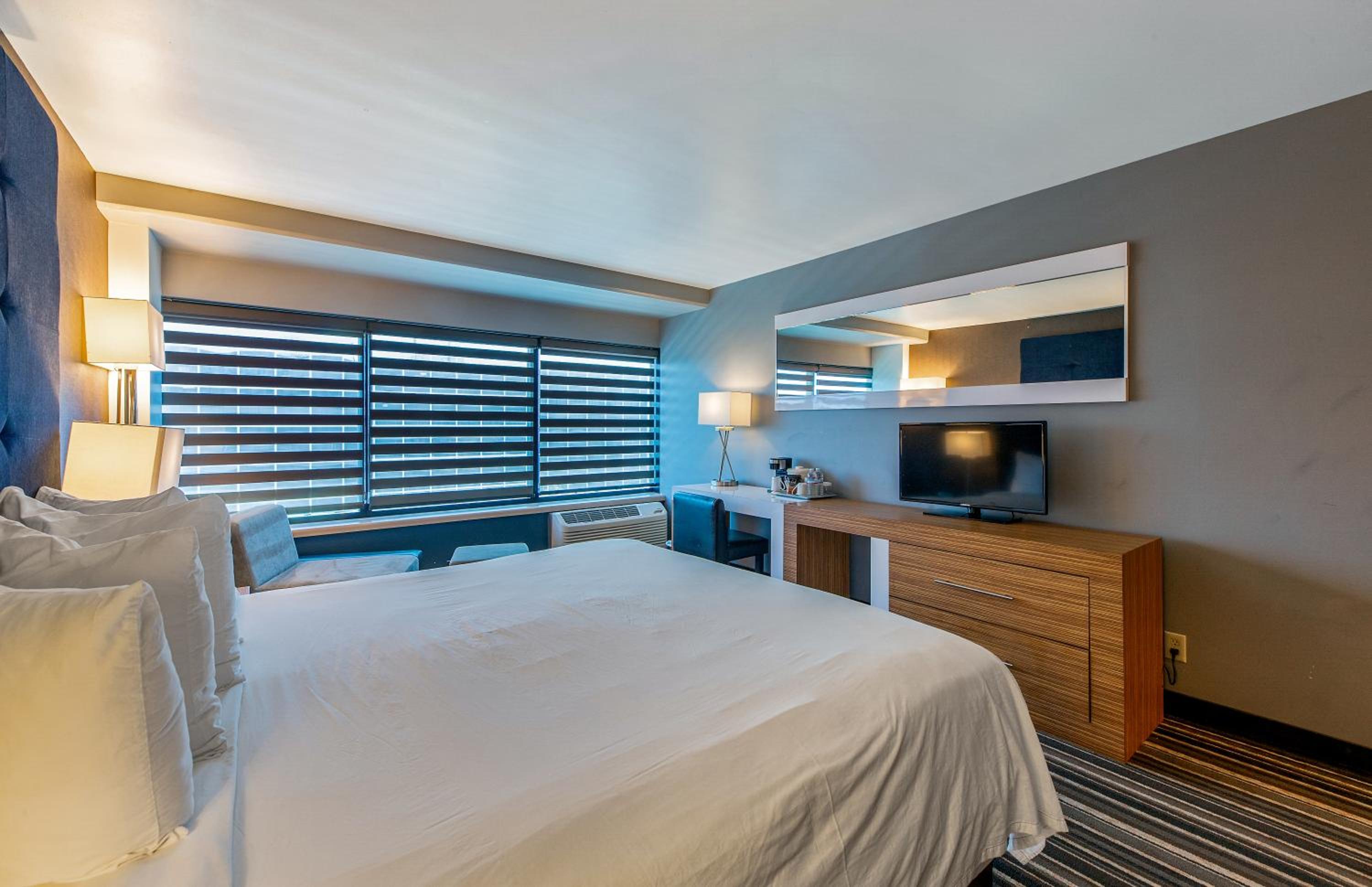 Premier King Room - Non-Smoking - Photo 2