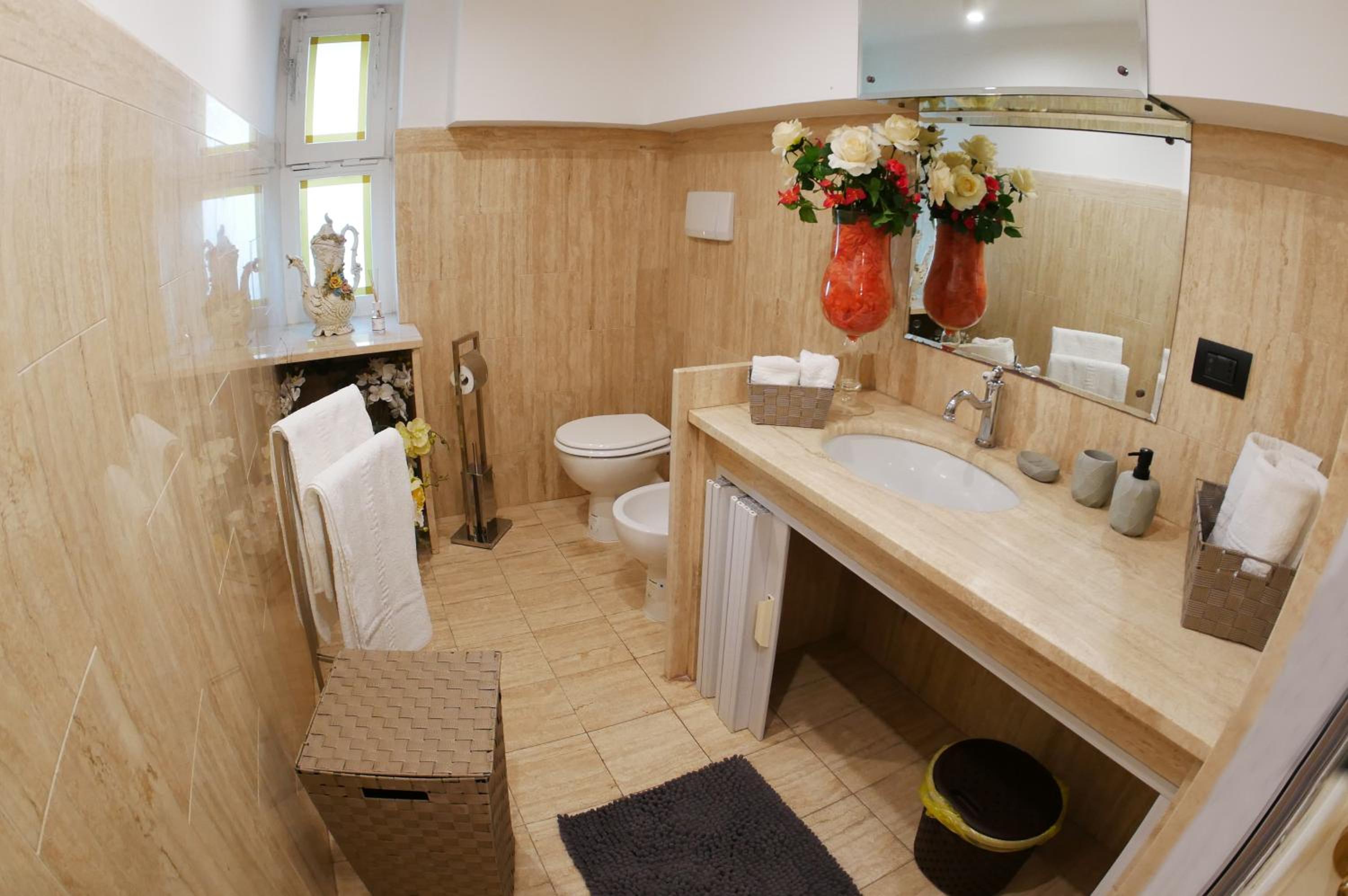 Queen Suite with Spa Bath - Photo 16