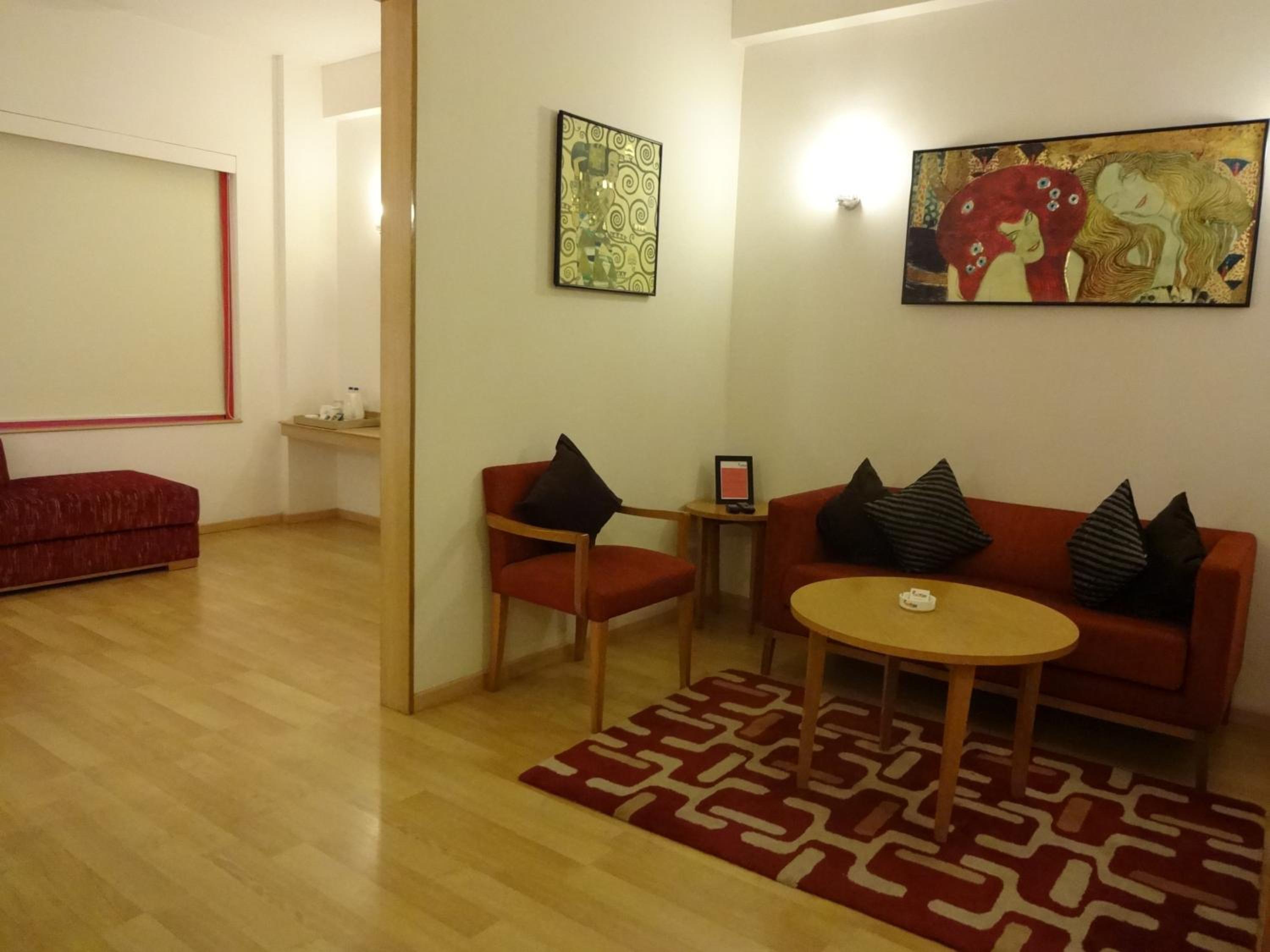 Executive Suite - Photo 3