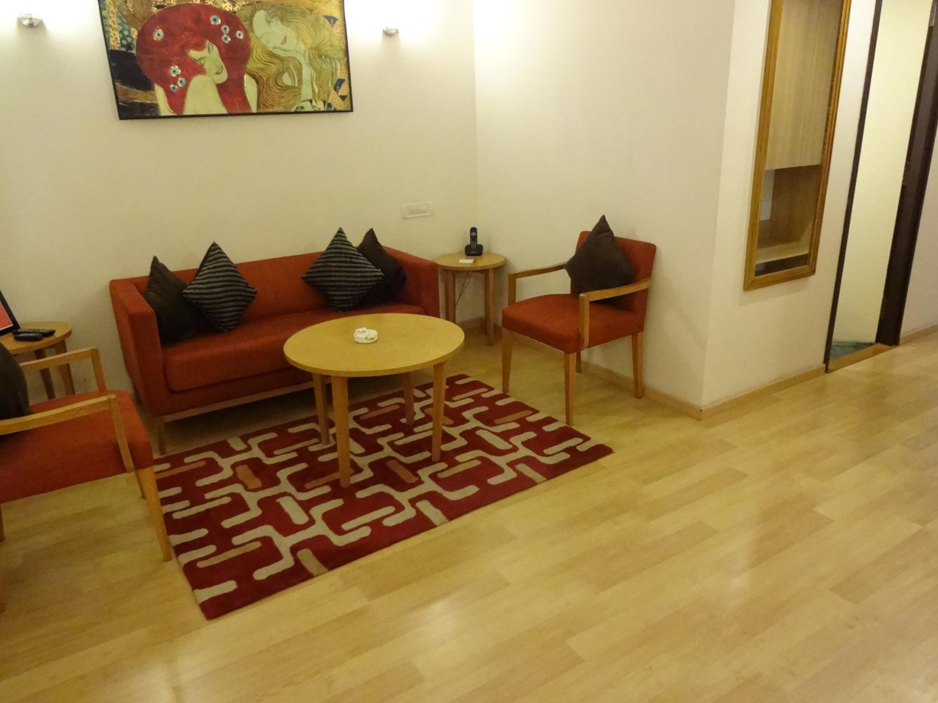 Executive Suite - Photo 6
