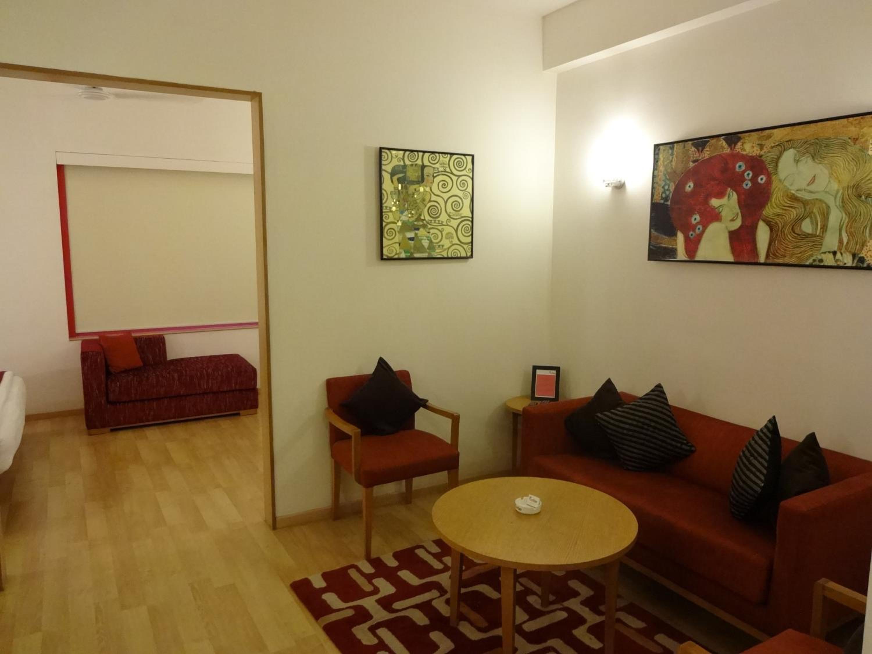 Executive Suite - Photo 7