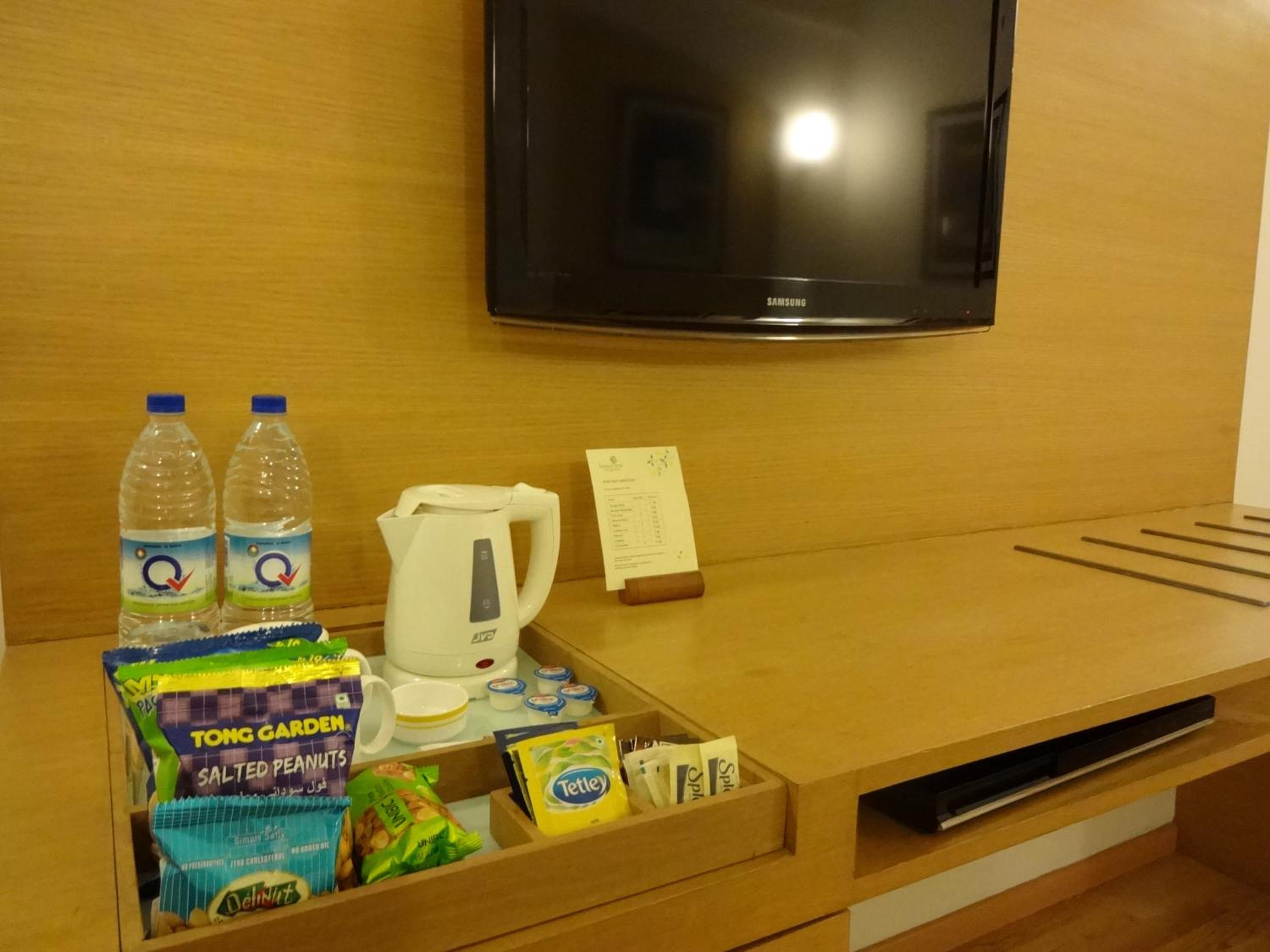 Executive Suite  (20% off on session of Spa ,Enjoy Happy Hours with 1+1 offer and 10% Off on Laundry service) - Photo 2