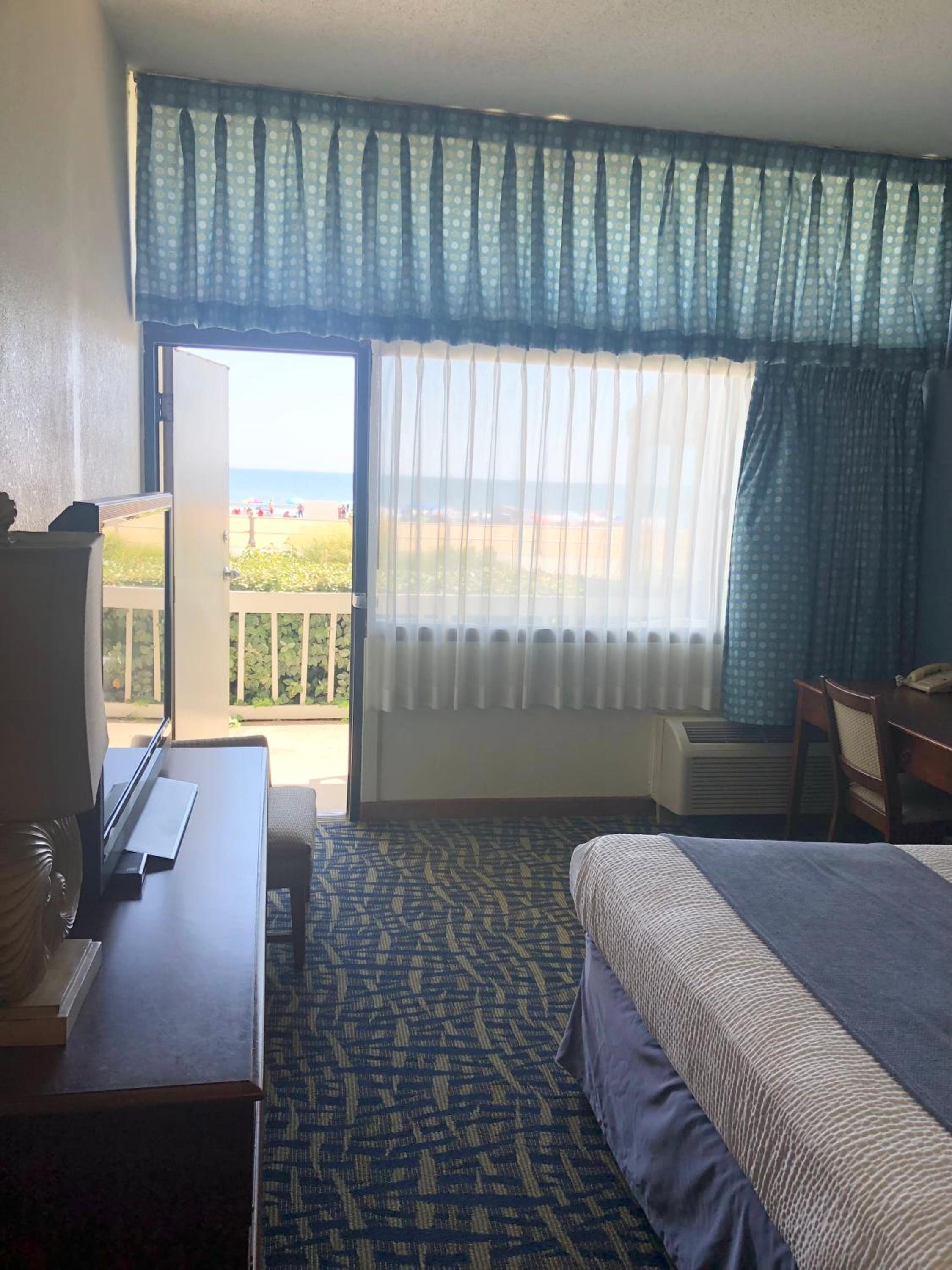 Queen room with 1 Queen bed - Oceanfront - Ground Floor - Patio - Photo 3