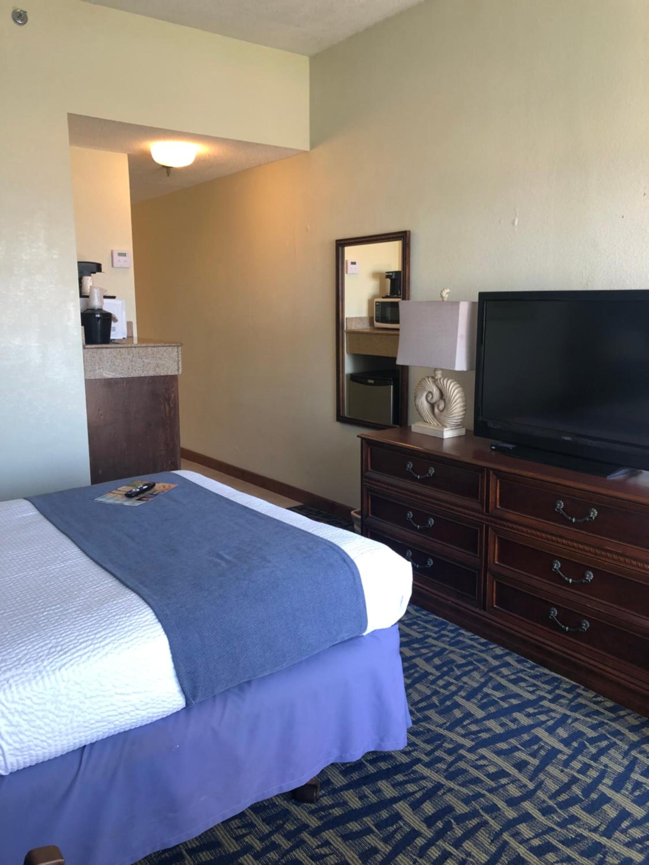 Queen room with 1 Queen bed - Oceanfront - Ground Floor - Patio - Photo 4