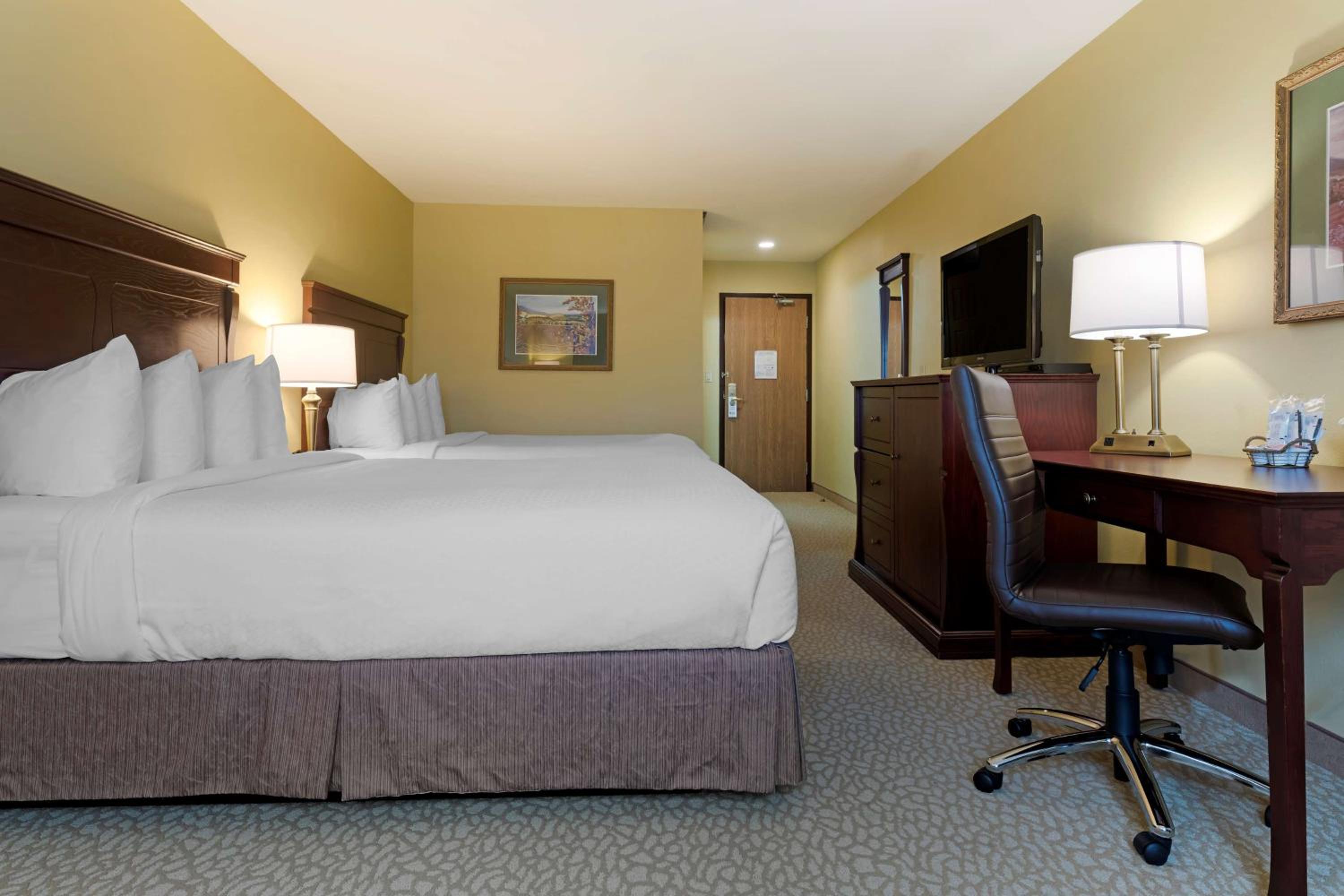 Executive Queen Room with Two Queen Beds - Non-Smoking - Photo 4