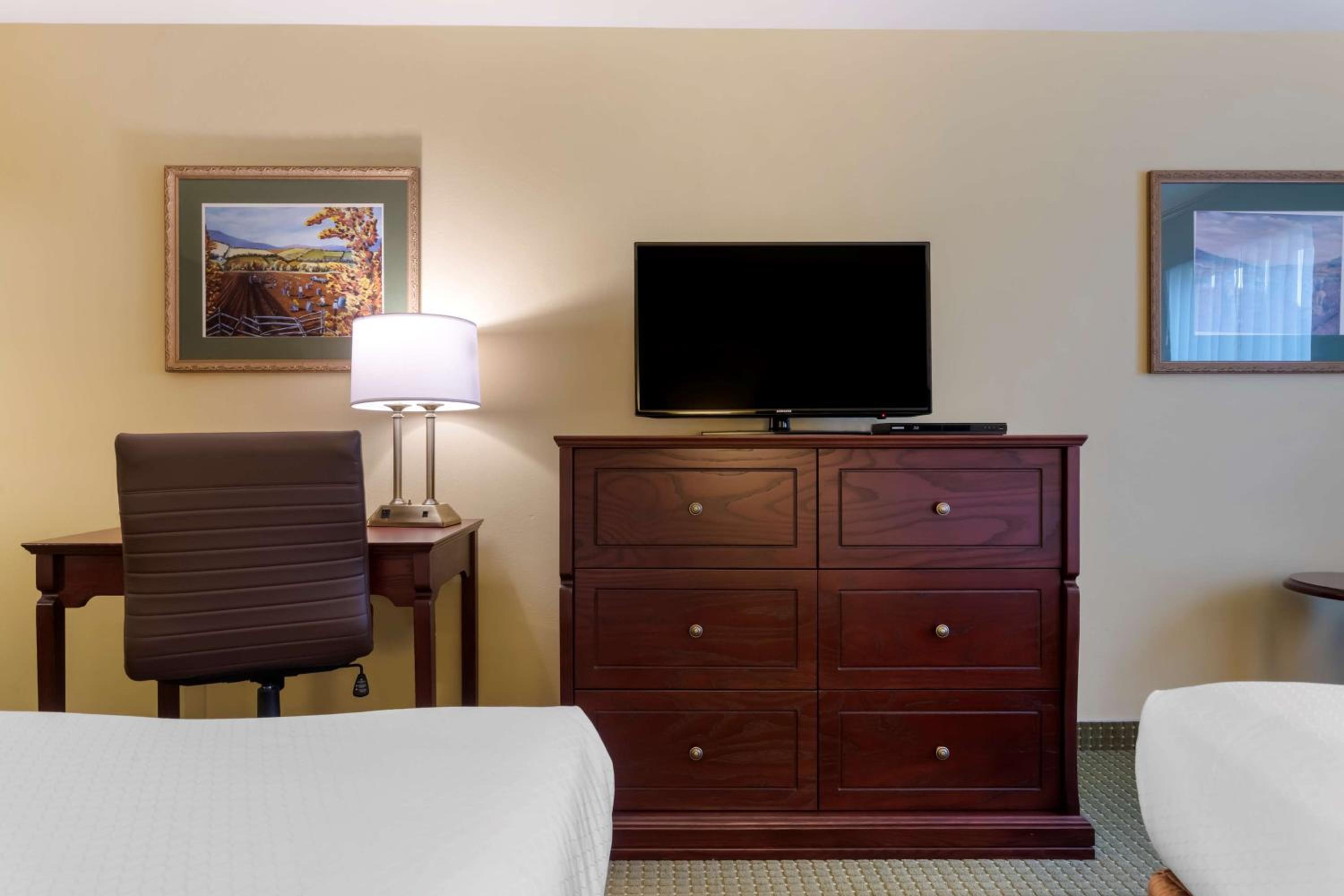 Executive Queen Room with Two Queen Beds - Non-Smoking - Photo 5