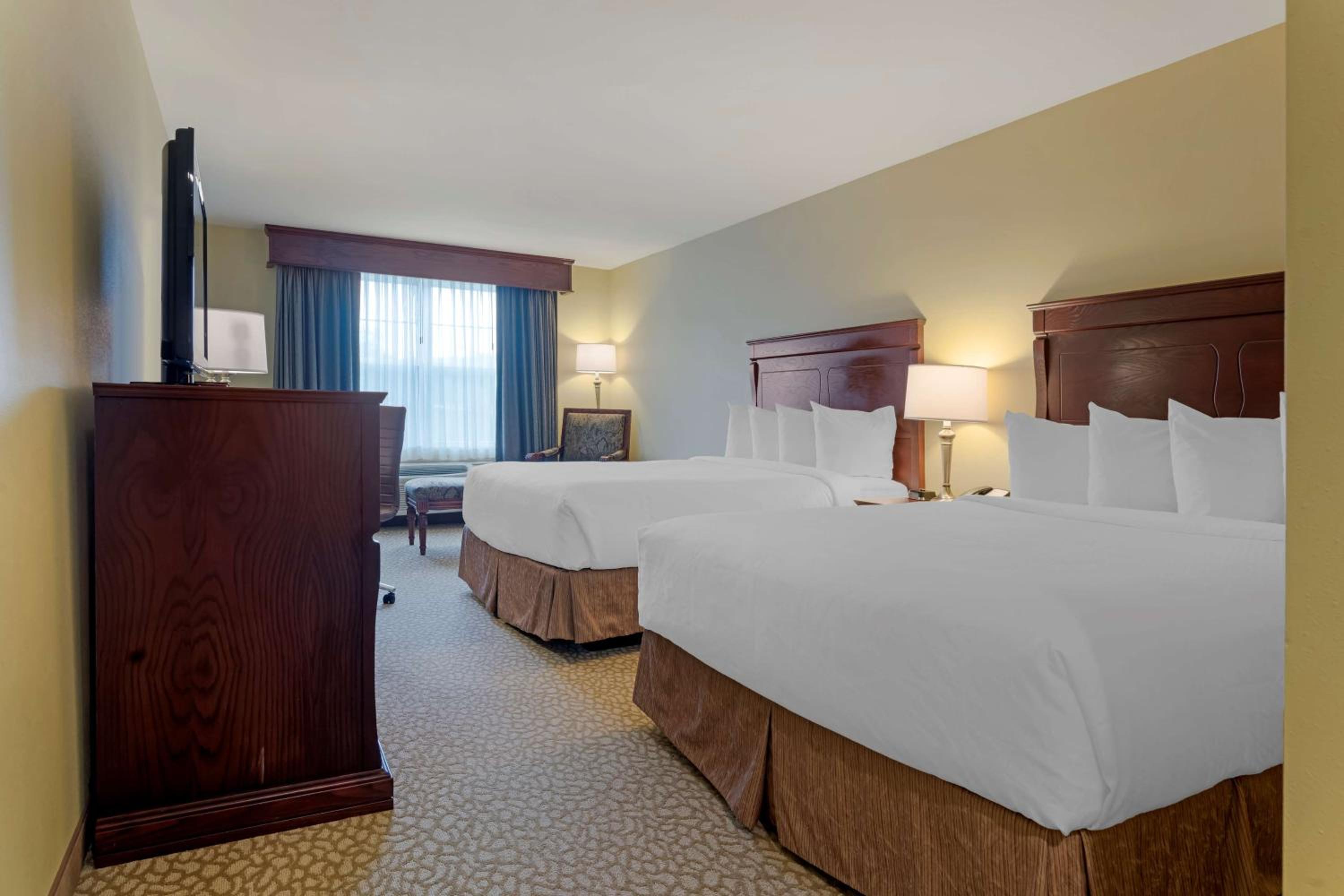 Executive Queen Room with Two Queen Beds - Non-Smoking - Photo 7