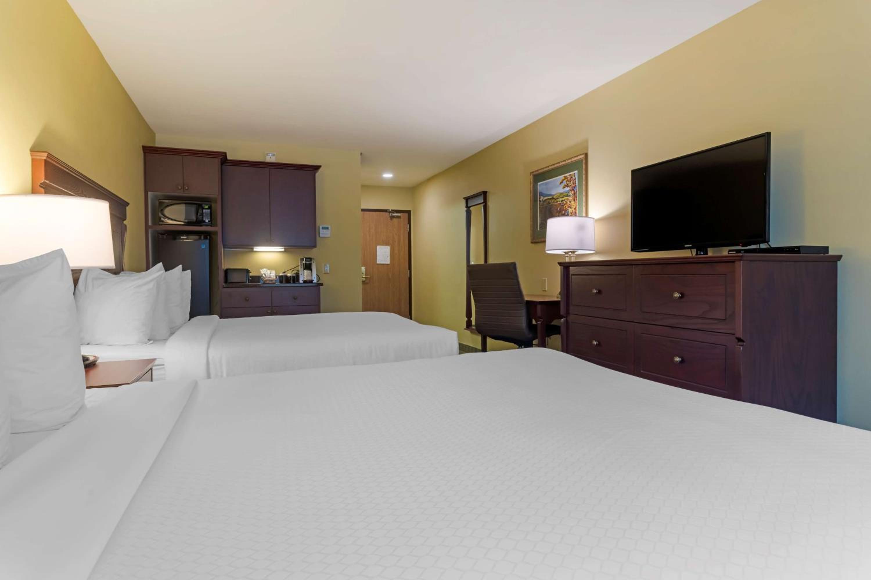 Queen Suite with Two Queen Beds and Kitchenette - Non-Smoking - Photo 7