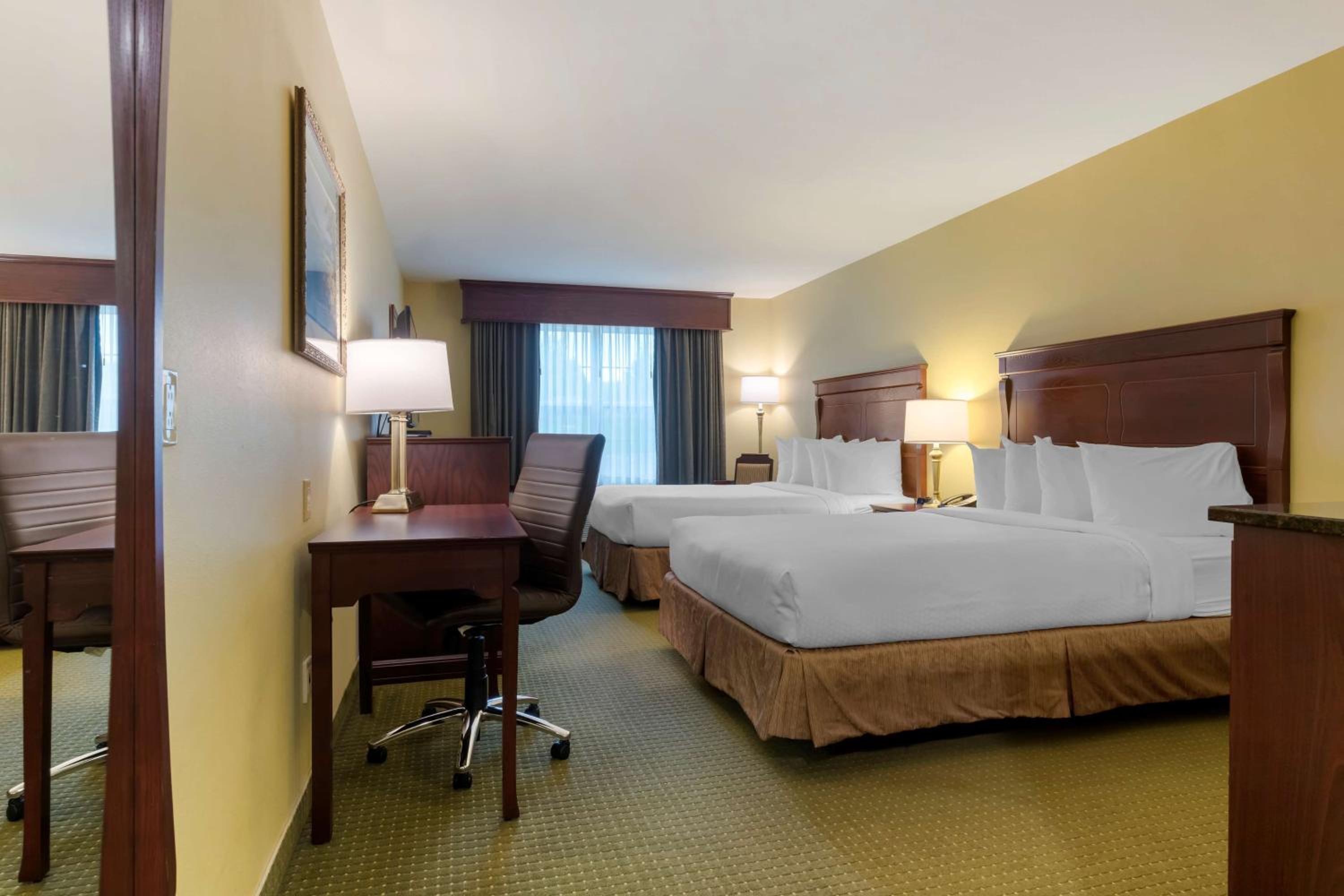 Queen Room with Two Queen Beds - Photo 2
