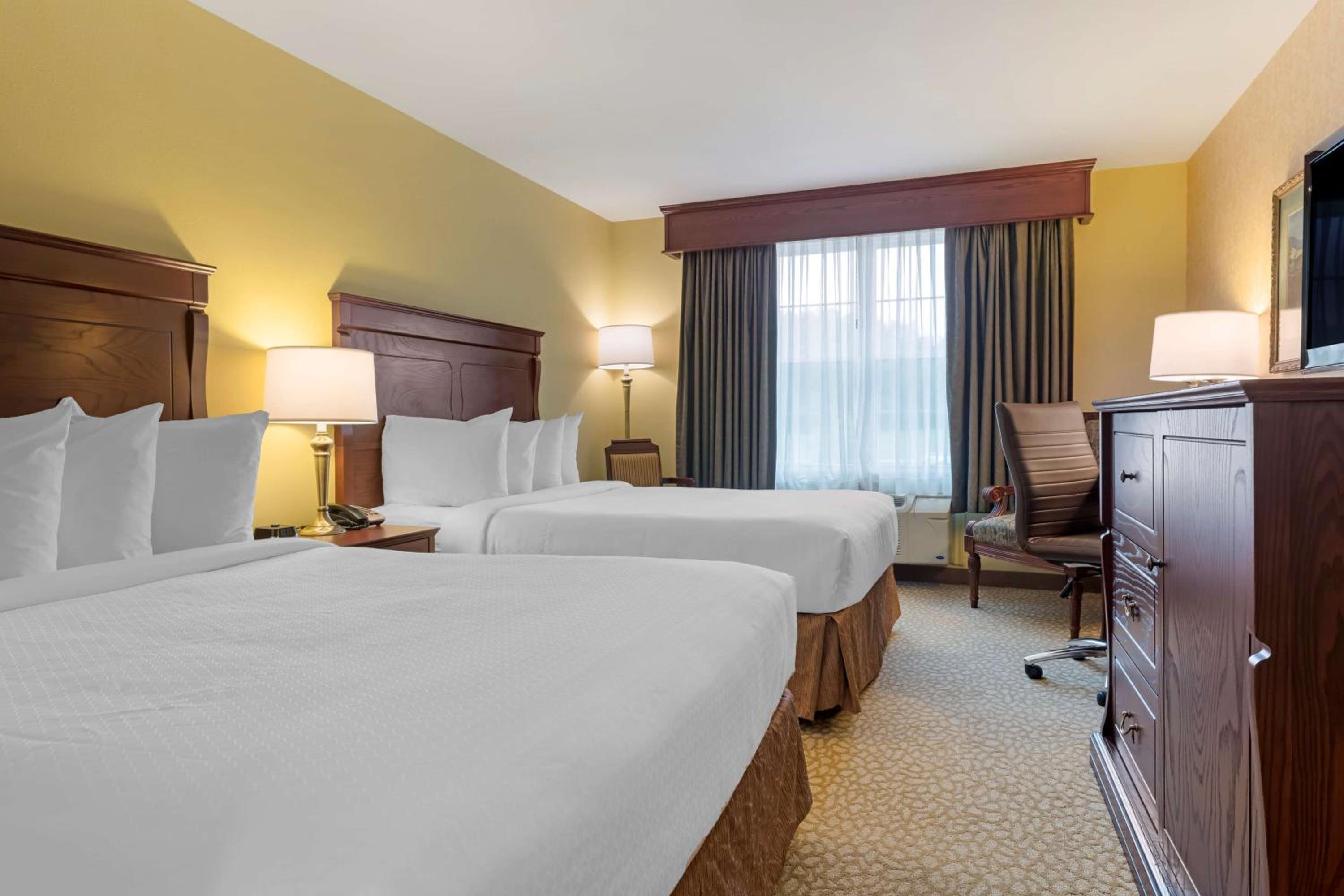 Executive Queen Room with Two Queen Beds - Non-Smoking - Photo 6