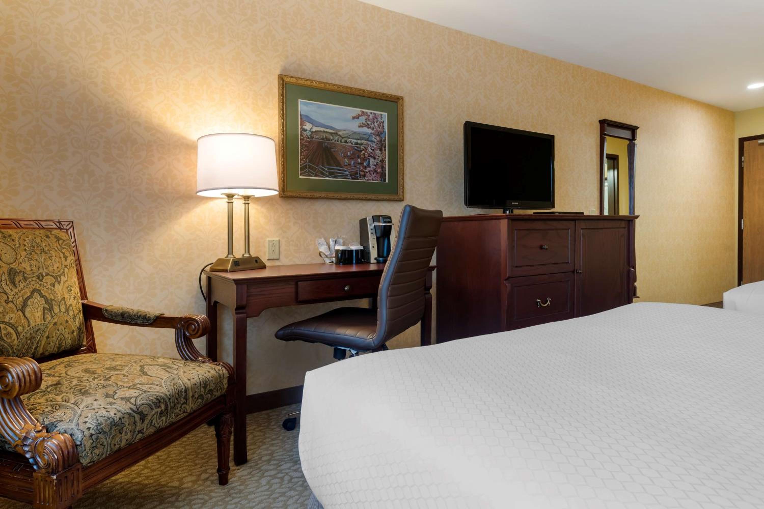 Executive Queen Room with Two Queen Beds - Non-Smoking - Photo 2