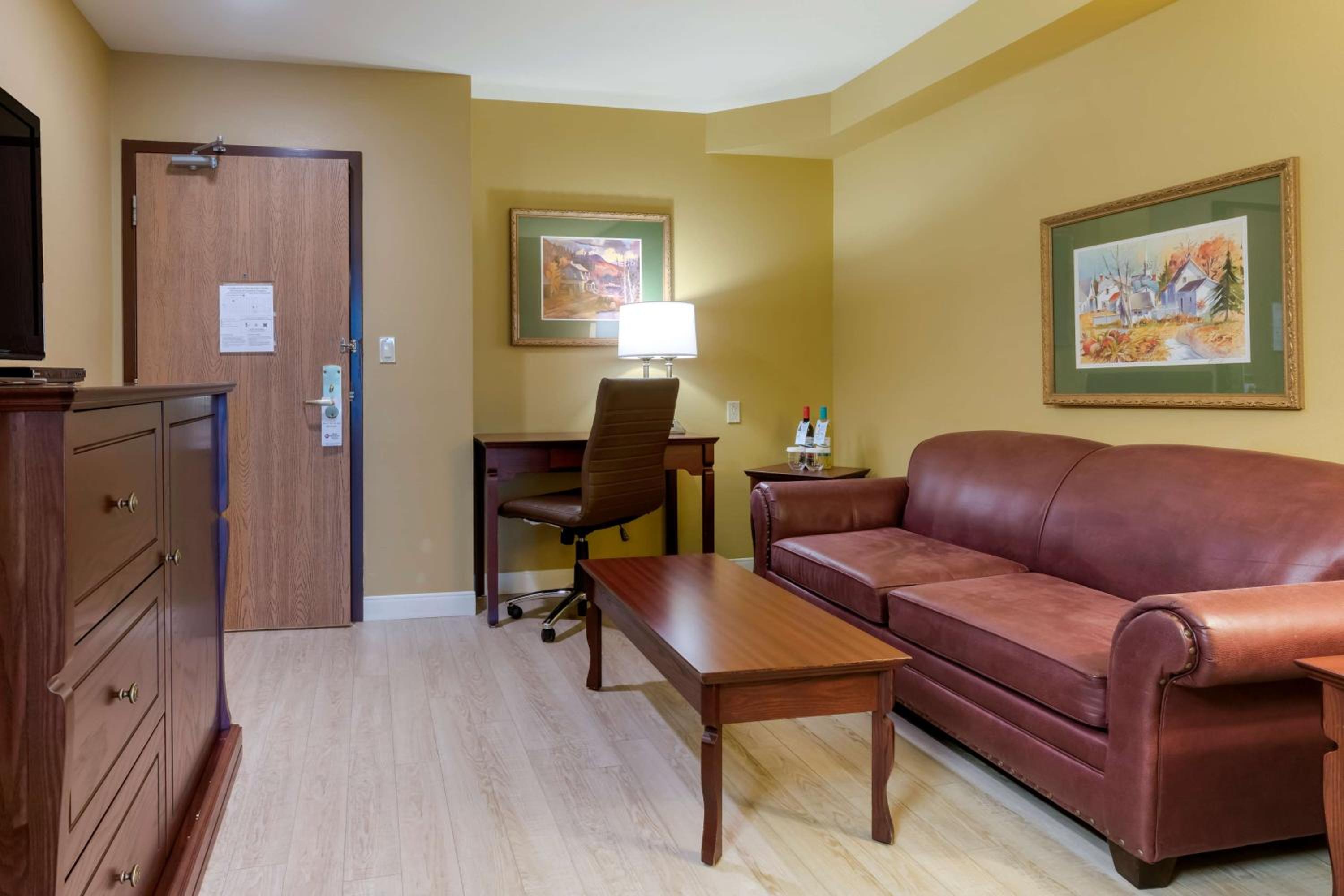 Queen Suite with Sofa Bed - Non-Smoking - Photo 3