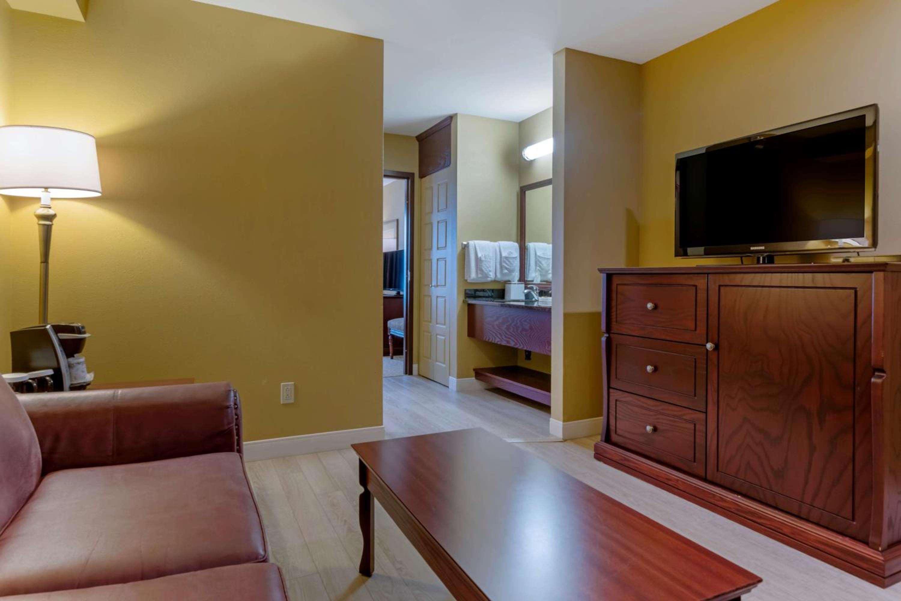 Queen Suite with Sofa Bed - Non-Smoking - Photo 2