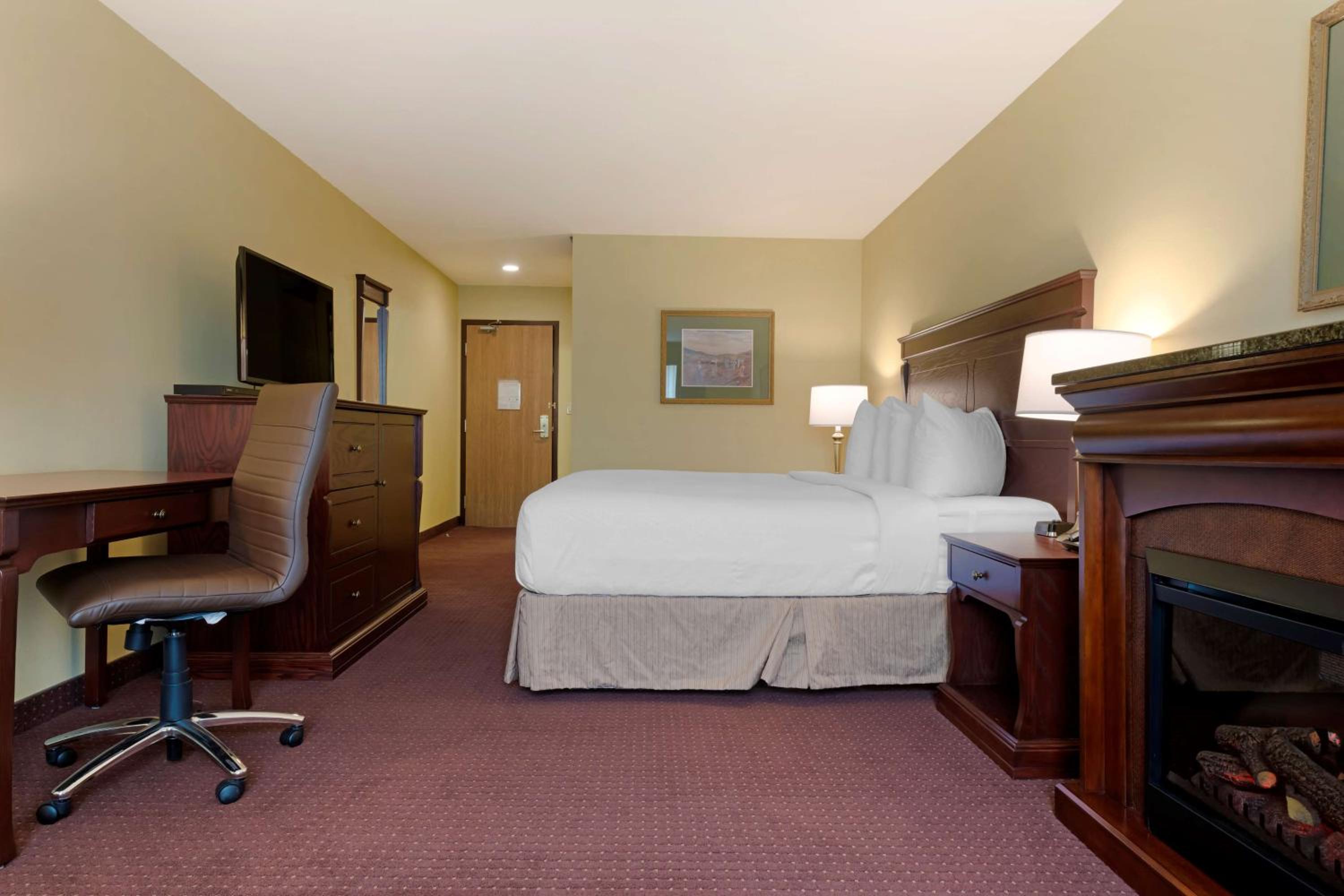 King Suite with Fireplace - Photo 4