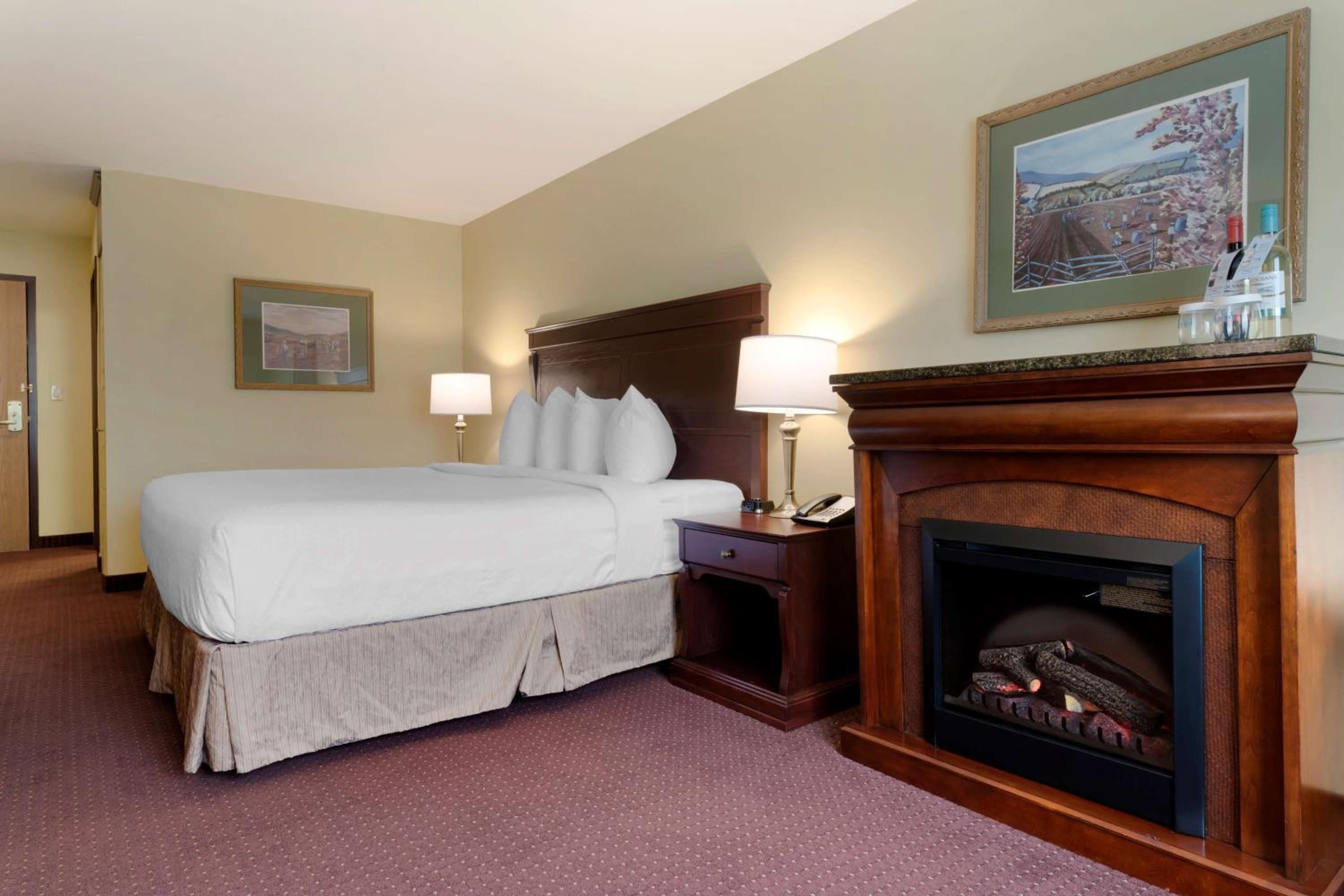 King Suite with Fireplace - Photo 3