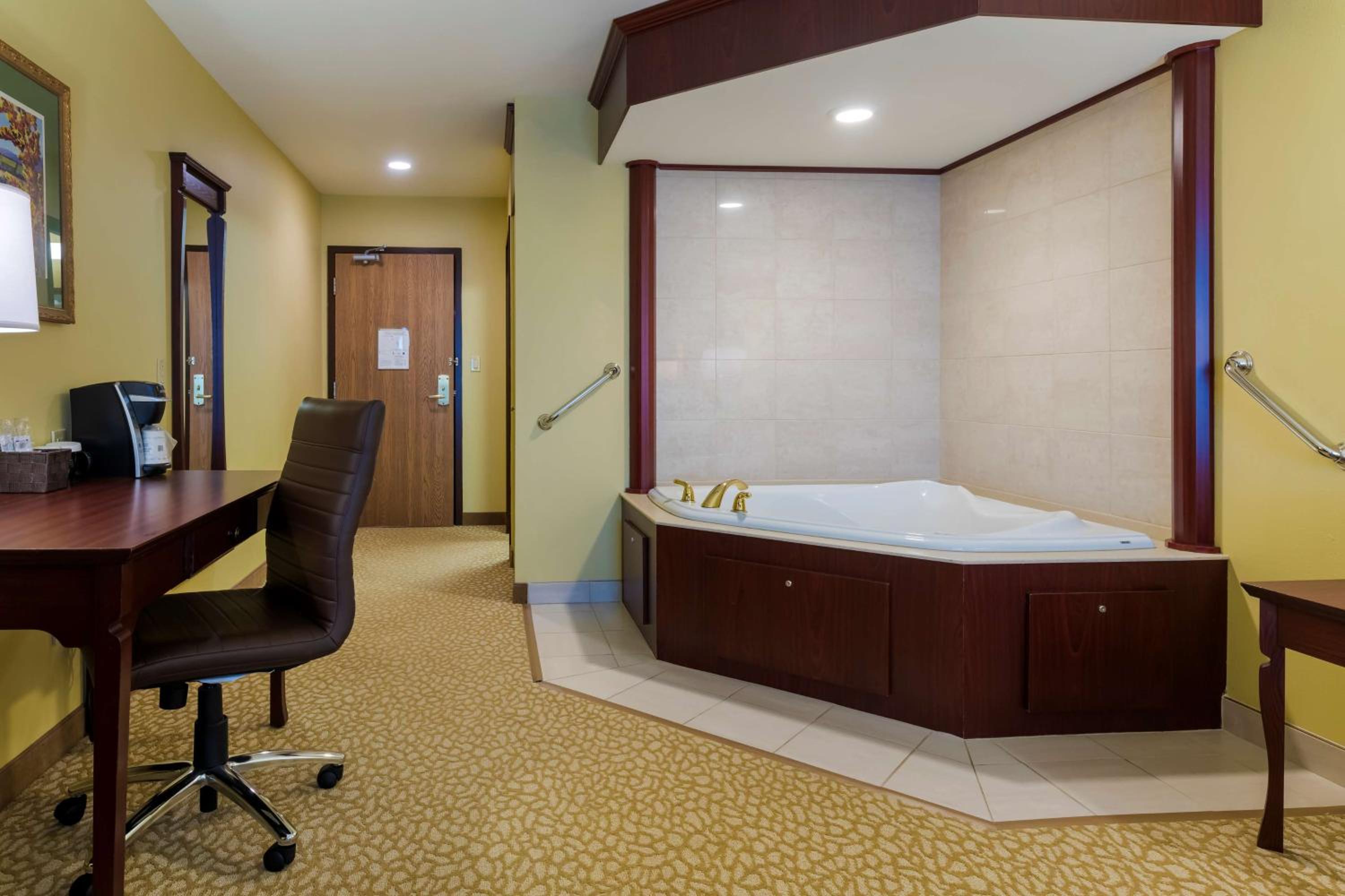 King Suite with Whirlpool - Non-Smoking - Photo 2