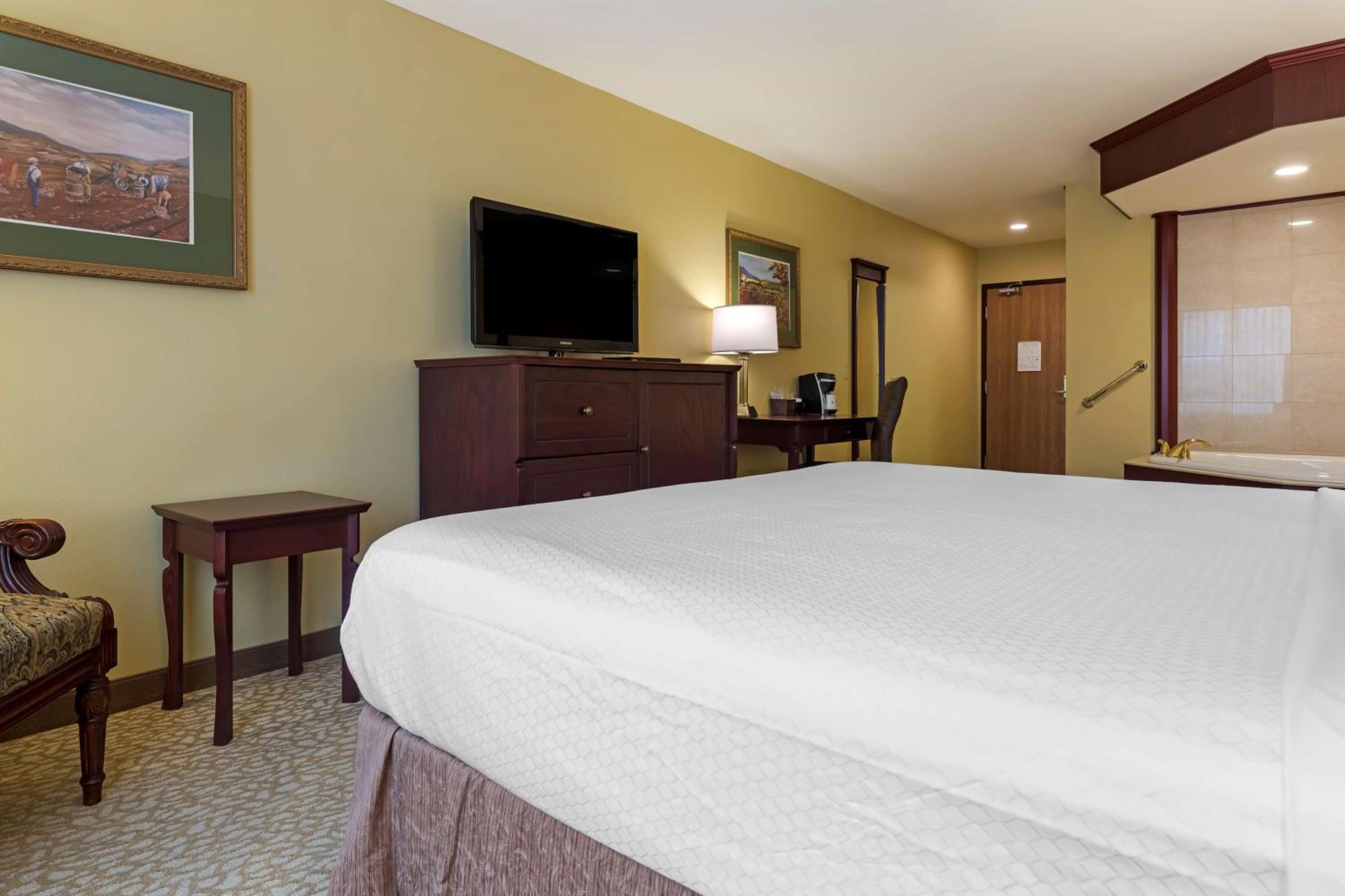 King Suite with Whirlpool - Non-Smoking - Photo 1