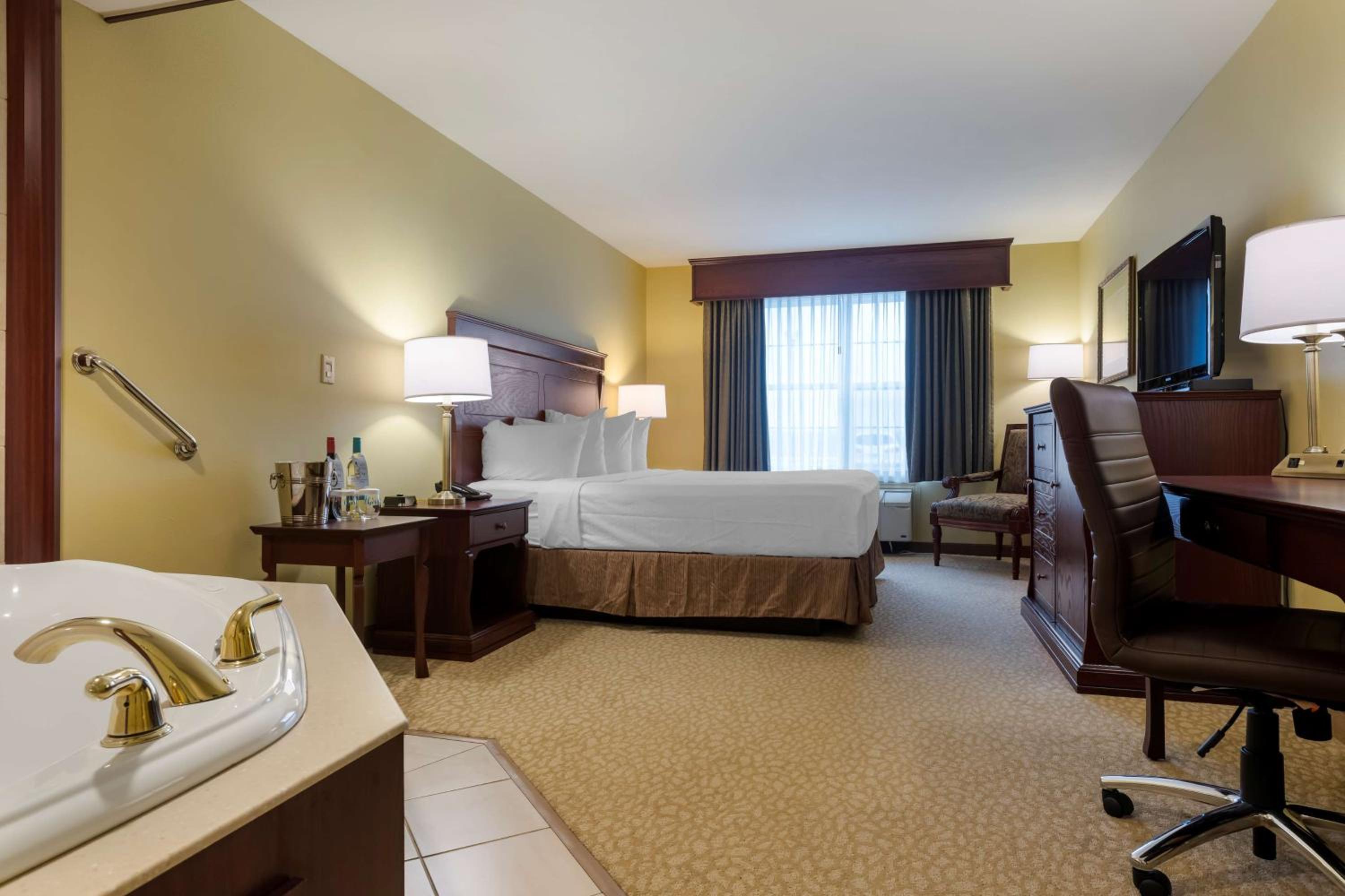 King Suite with Whirlpool - Non-Smoking - Photo 6