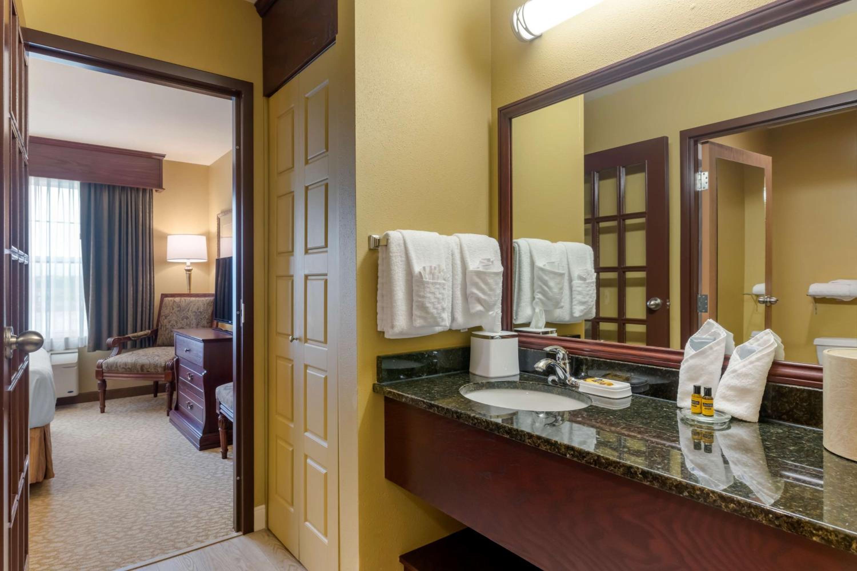 Queen Suite with Sofa Bed - Non-Smoking - Photo 4