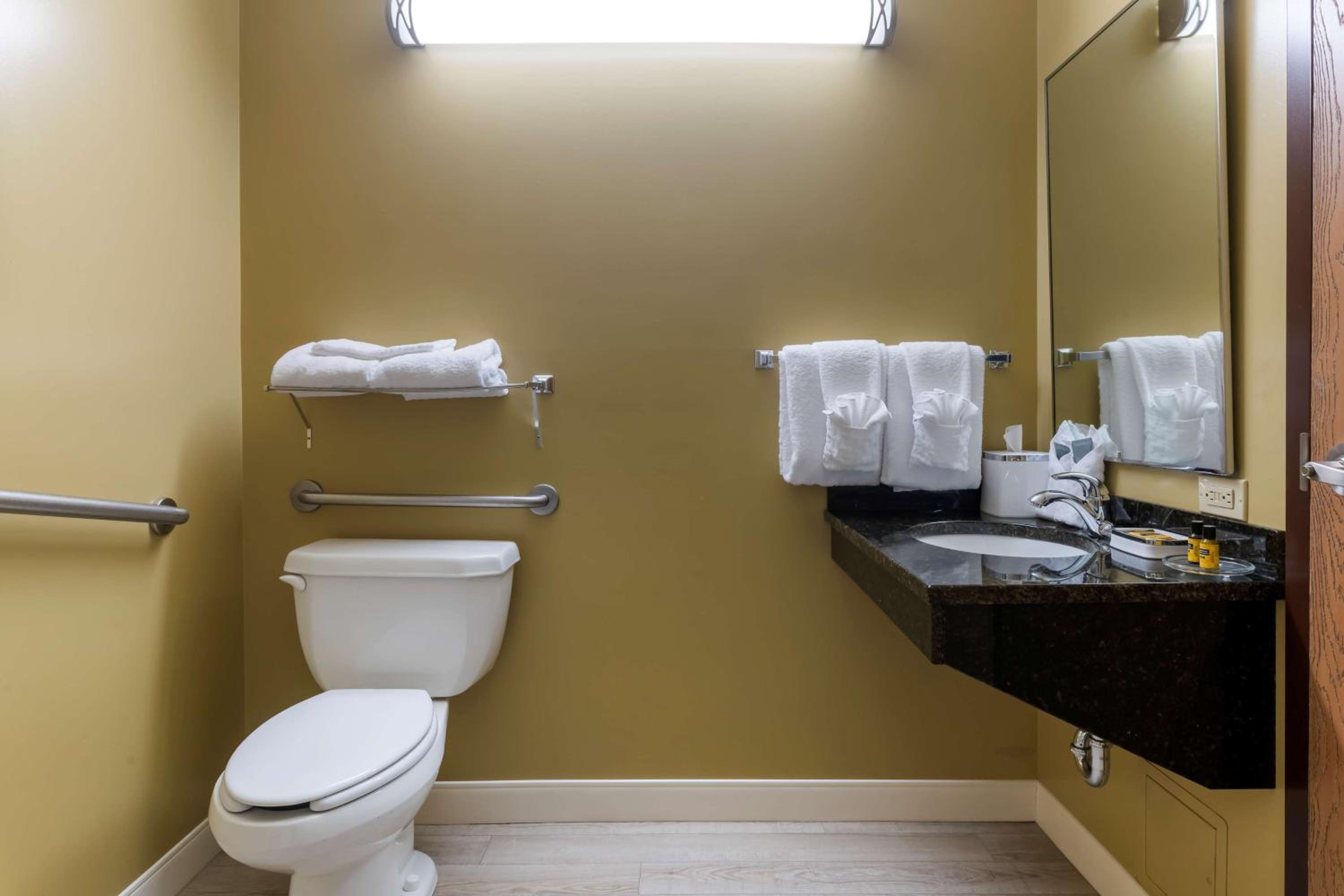 Double Room with Roll-in Shower - Disability Access/Non-Smoking - Photo 2