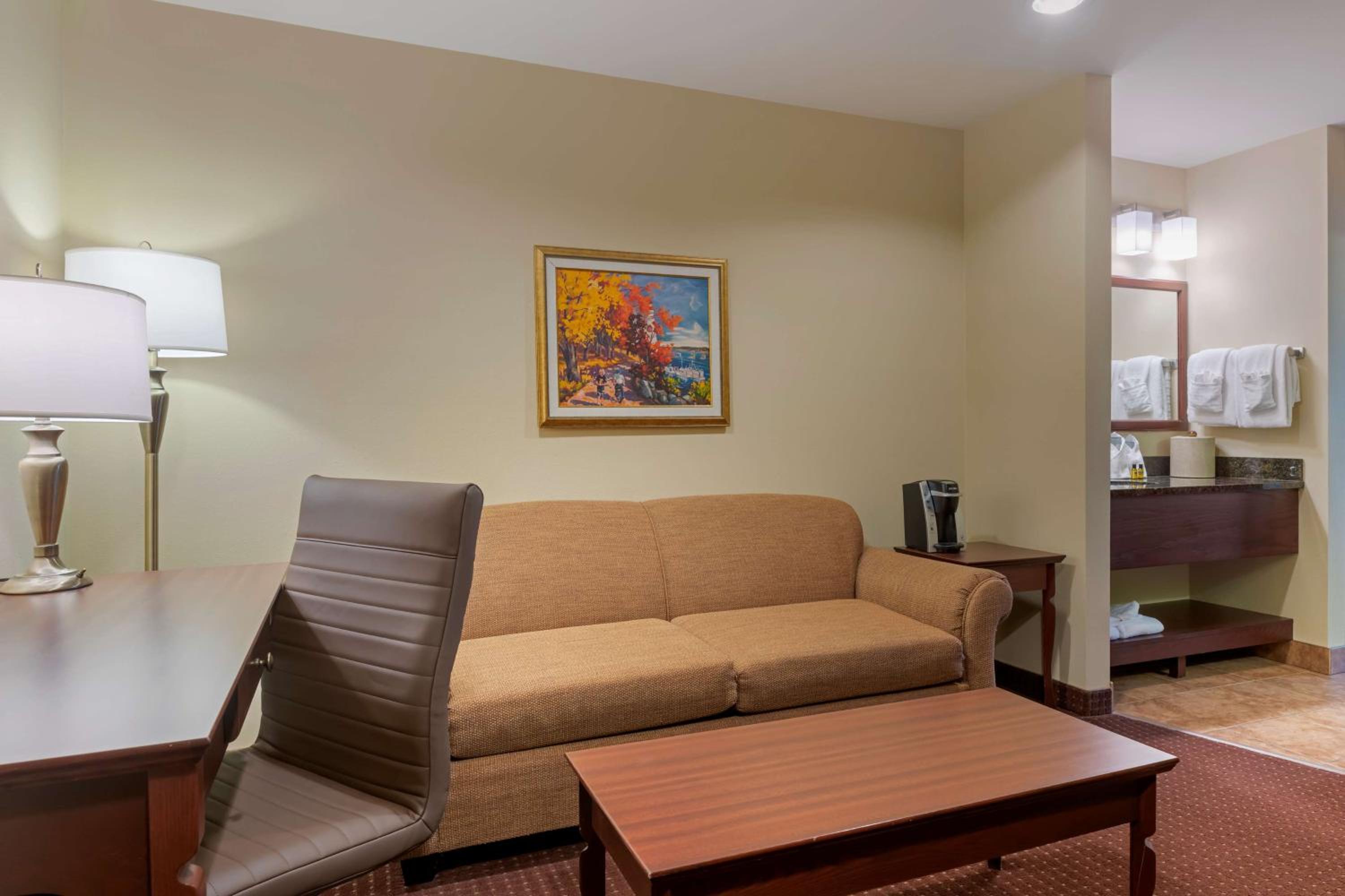 King Suite with Sofa Bed and Fireplace - Non-Smoking  - Photo 3