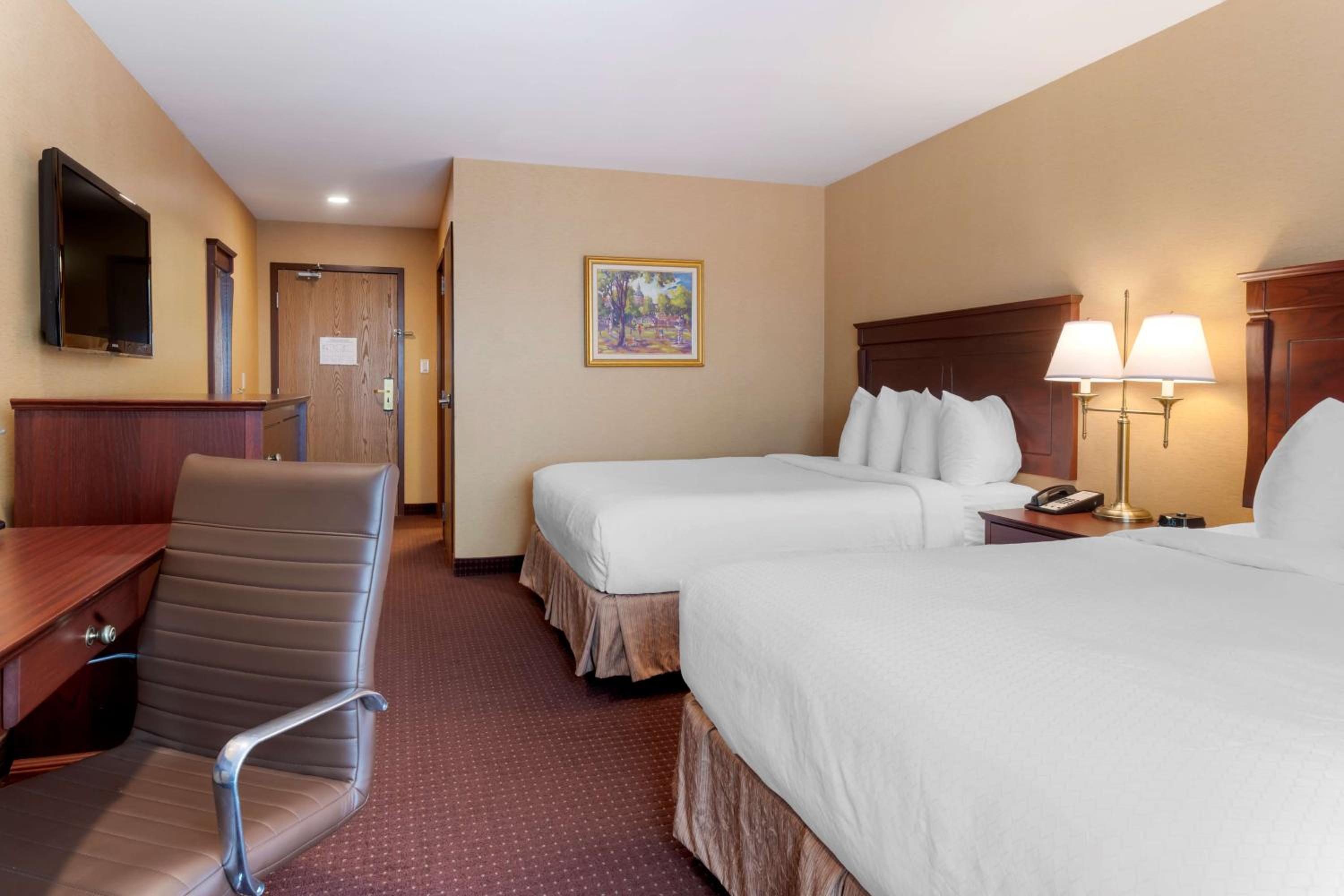 Queen Room with Two Queen Beds - Non-Smoking - Photo 7