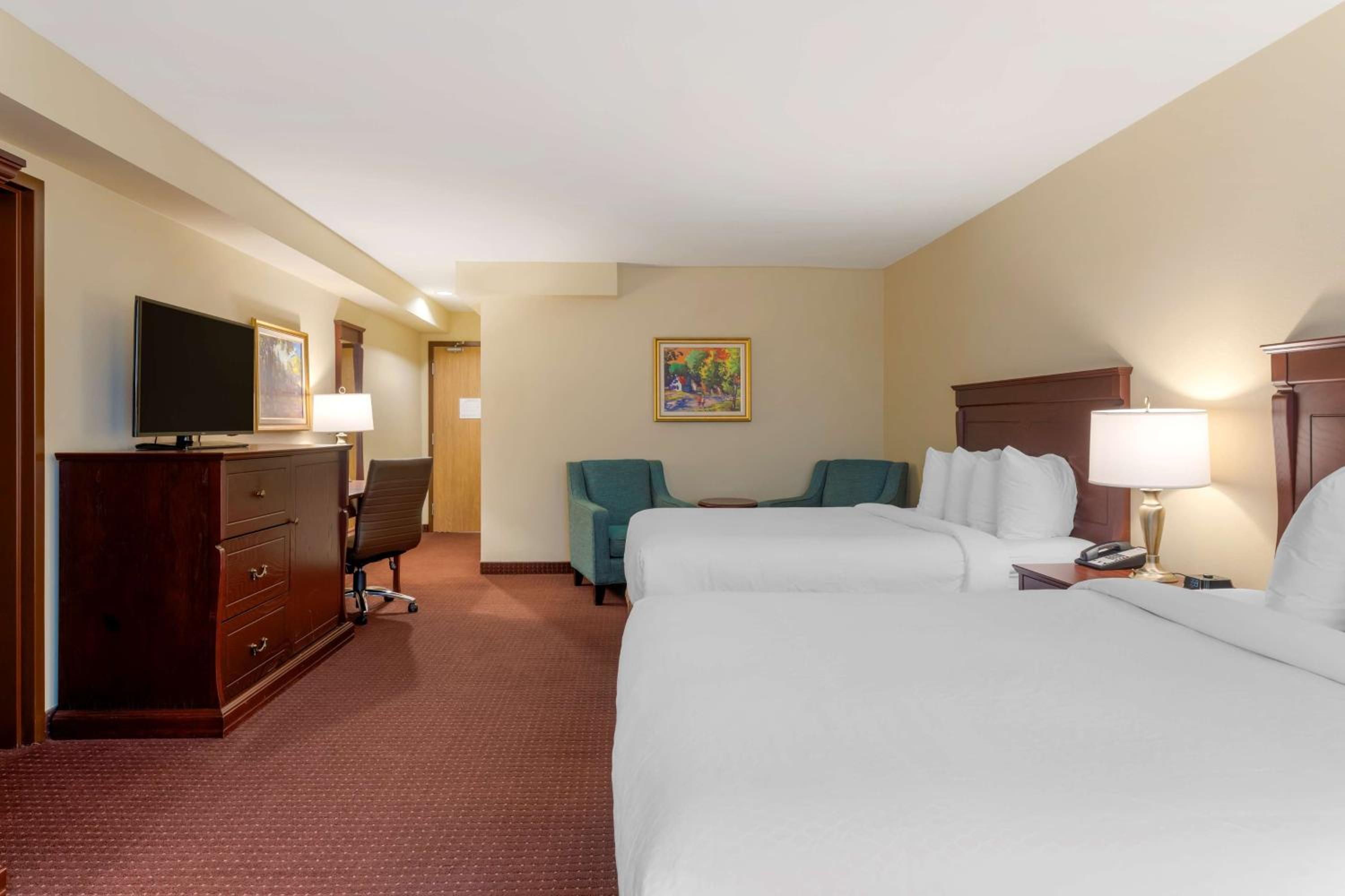 Queen Suite with Two Queen Beds - Non-Smoking - Photo 2