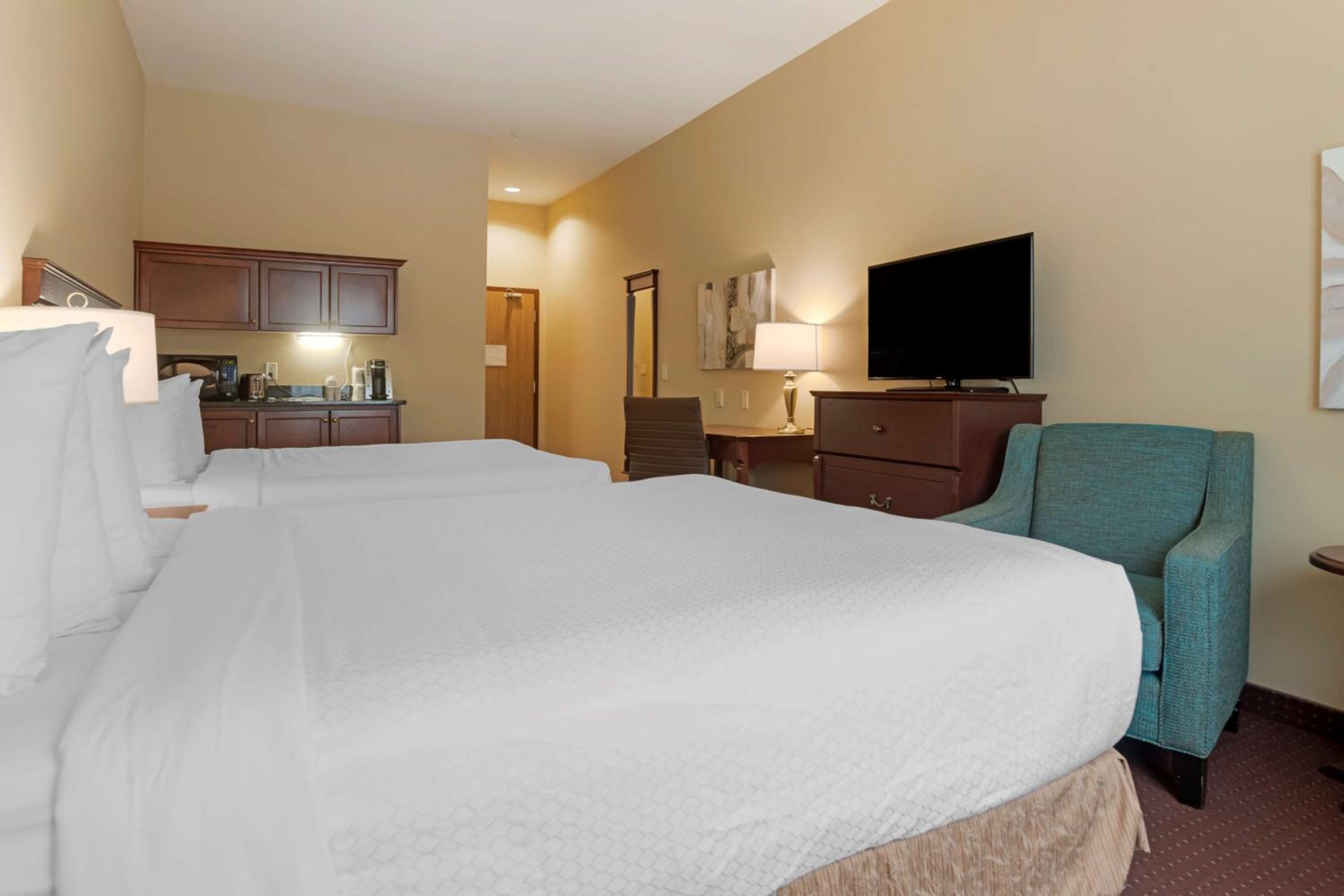Queen Room with Two Queen Beds and Kitchenette - Photo 2