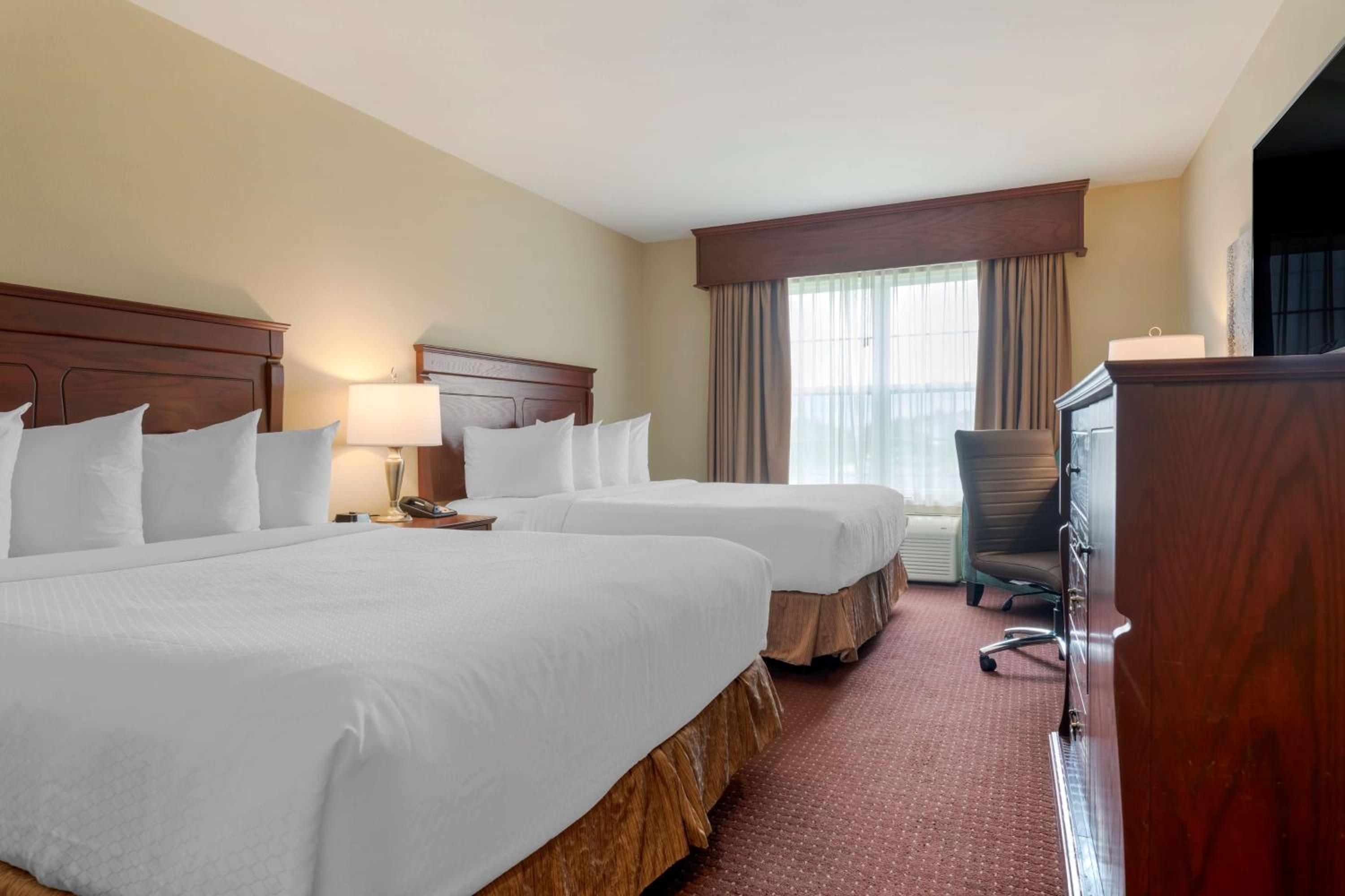 Queen Room with Two Queen Beds - Non-Smoking - Photo 5
