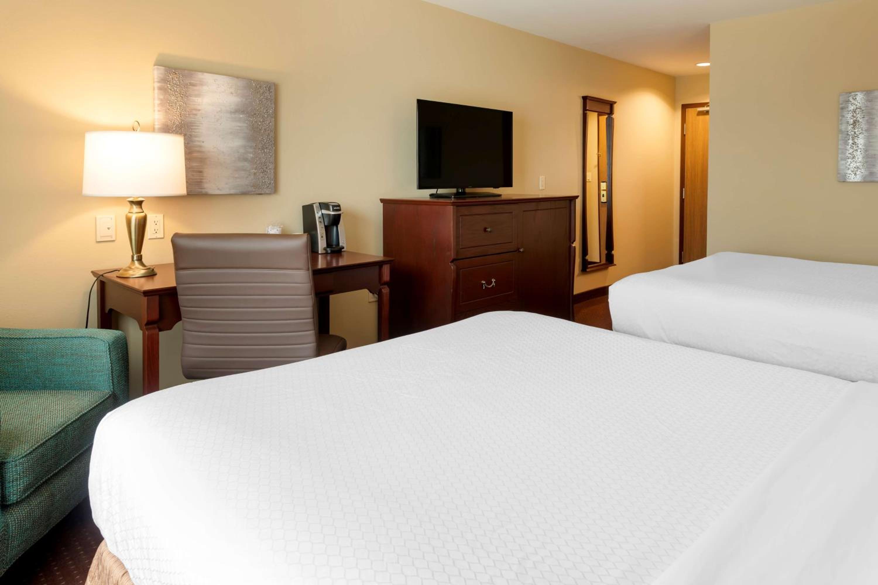 Queen Room with Two Queen Beds - Non-Smoking - Photo 3