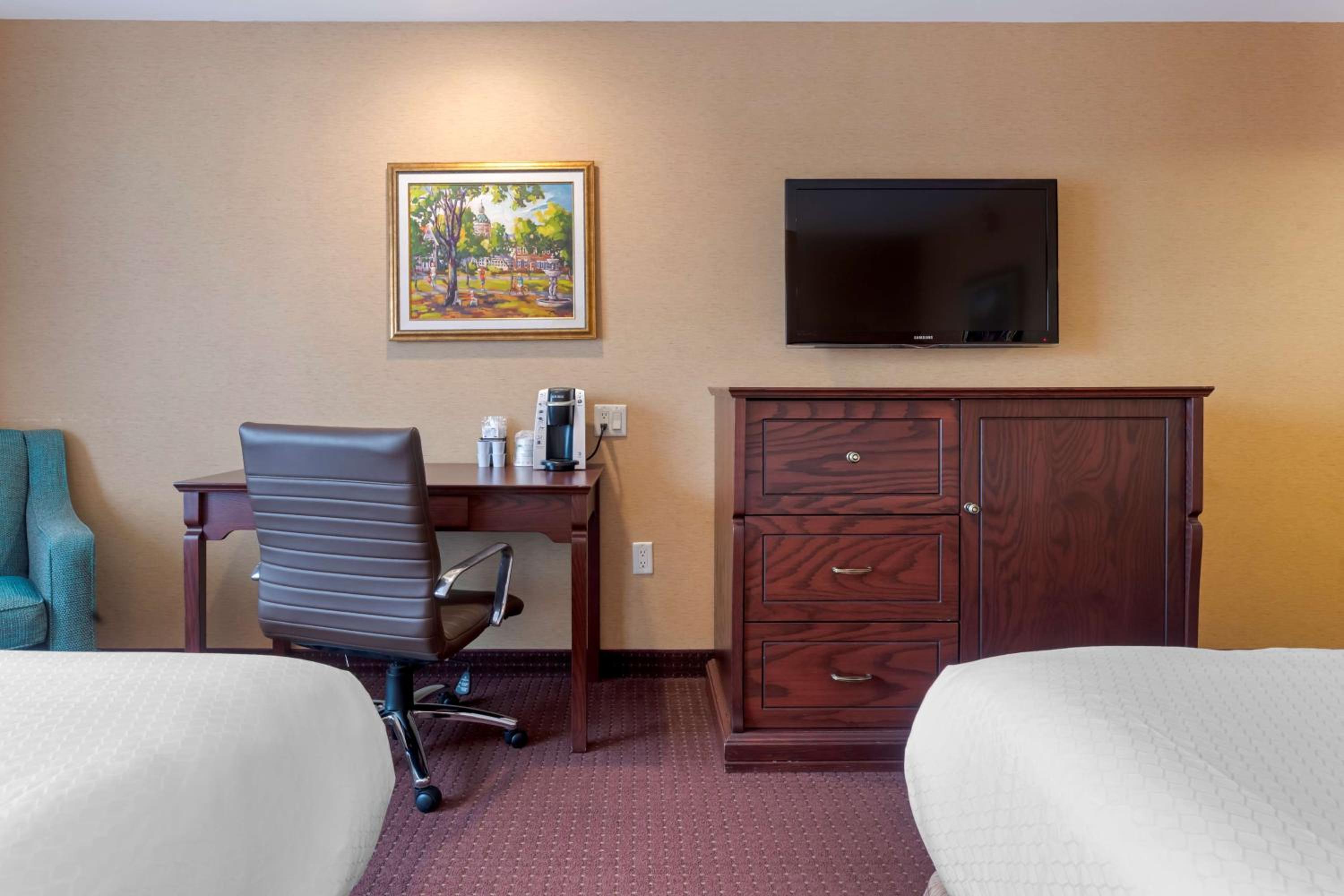 Queen Room with Two Queen Beds - Non-Smoking - Photo 2